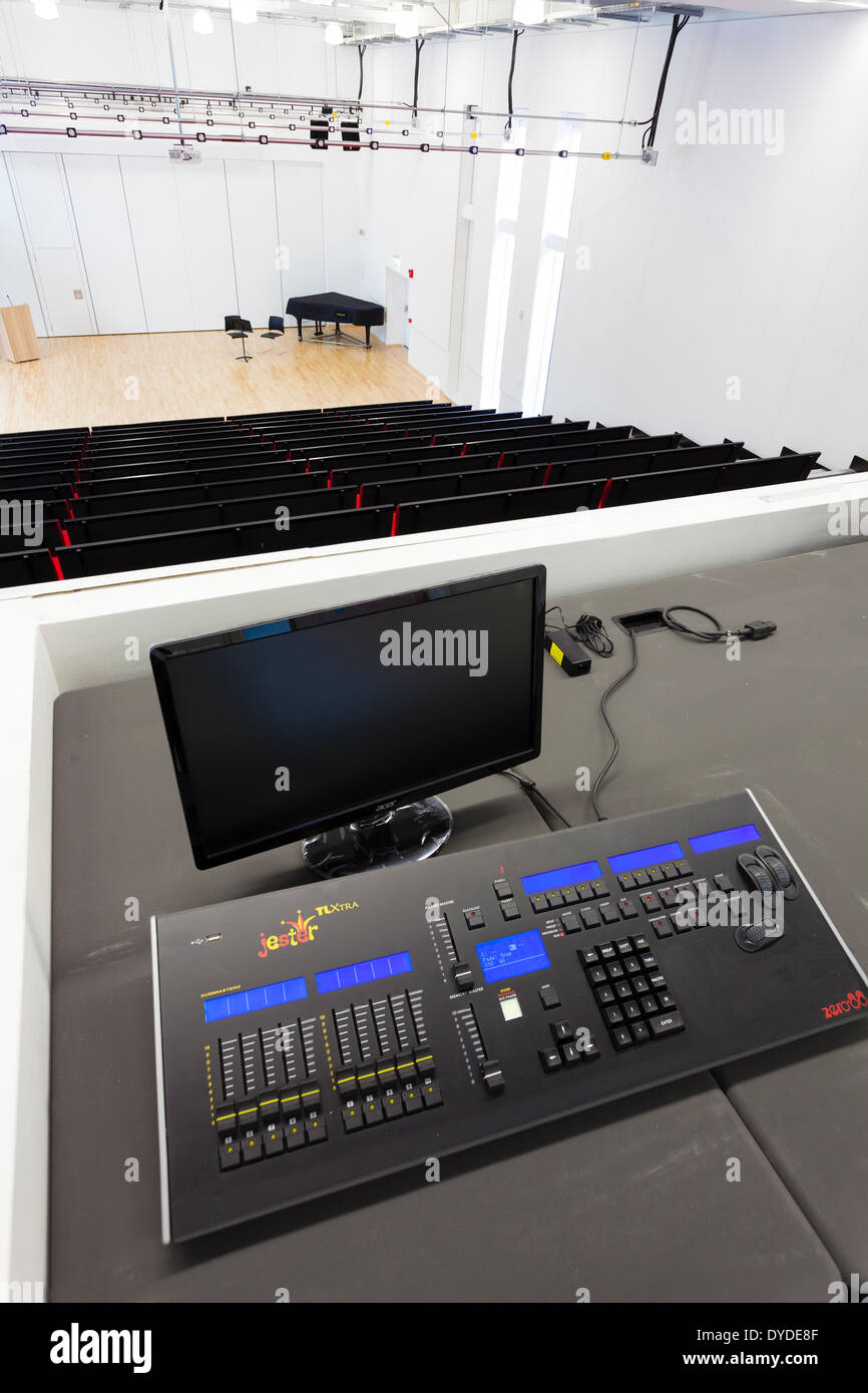 Le bureau l'éclairage dans une salle d'école Theatre à Notting Hill et Ealing High School. Banque D'Images