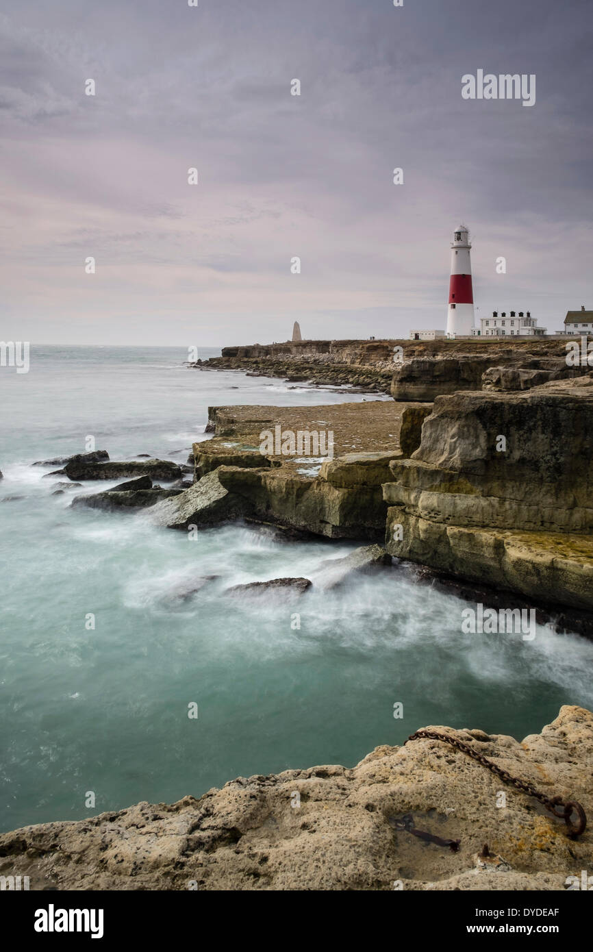 Vagues se brisant sur les rochers à Portland Bill. Banque D'Images