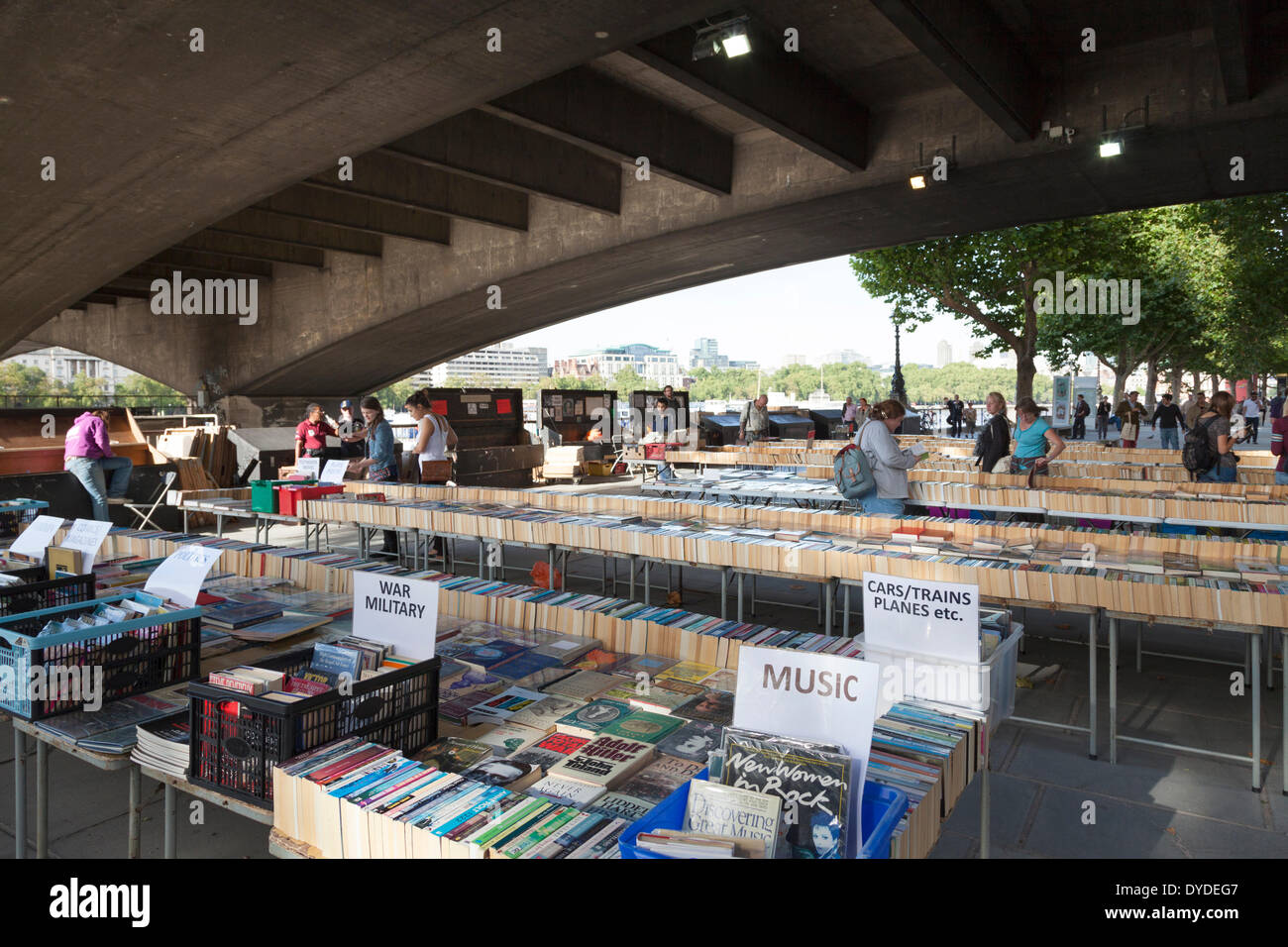 Second Hand book stall sous Waterloo Bridge sur la rive sud de la Tamise à Londres. Banque D'Images