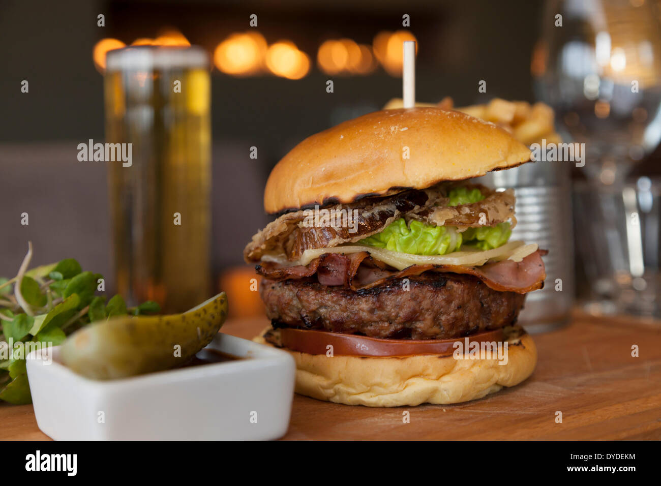 Burger gastronomique Banque de photographies et d'images à haute résolution  - Alamy