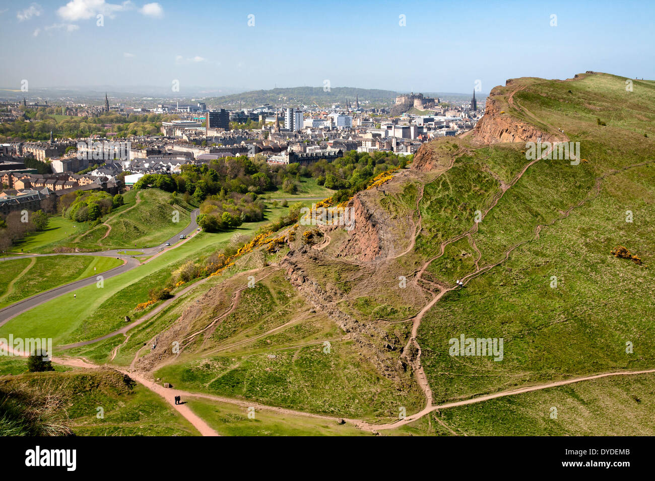 Édimbourg et Salisbury Crags de Arthur's Seat. Banque D'Images