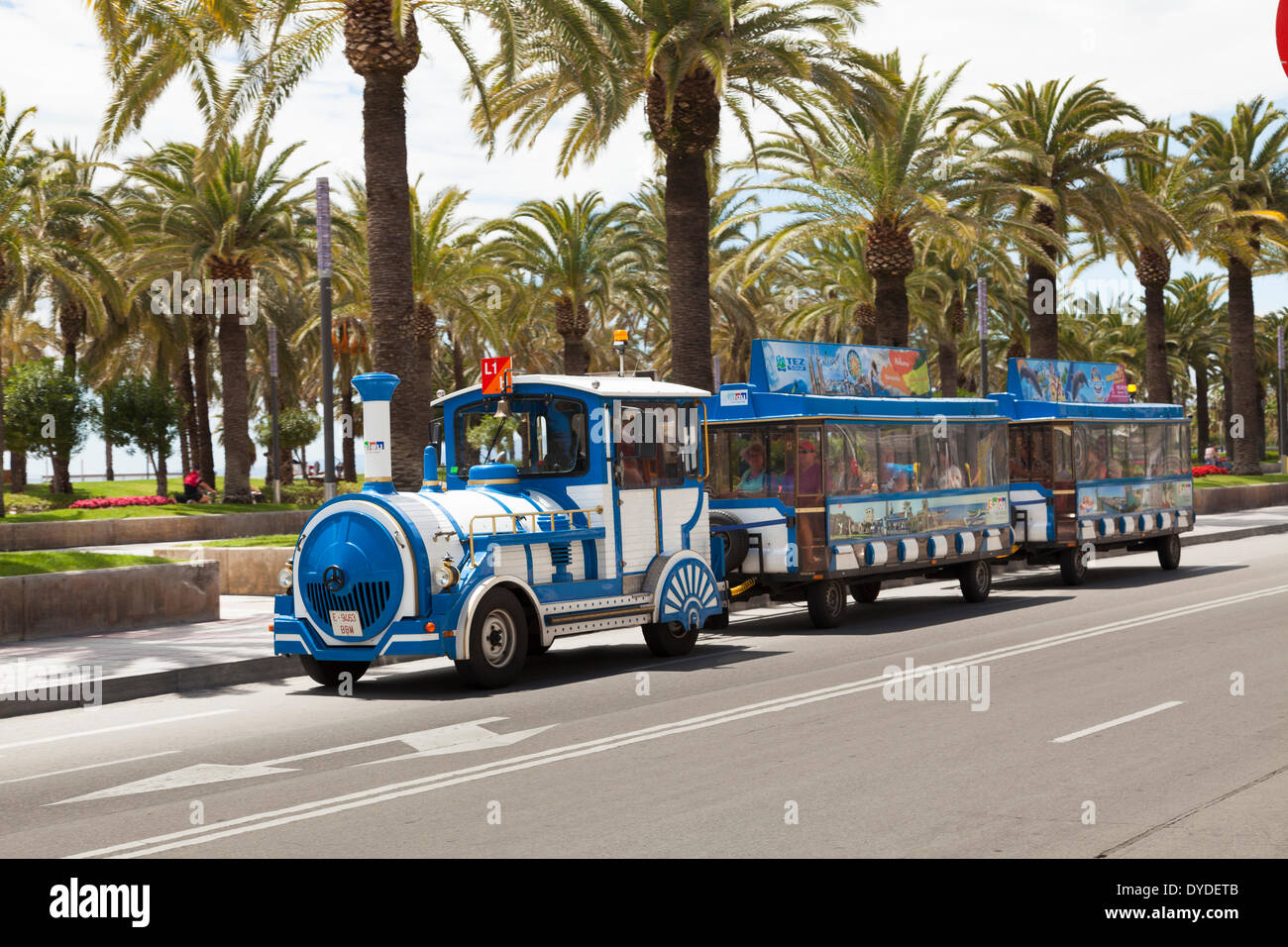 Le front de mer touristique bus train avec des palmiers à Salou. Banque D'Images