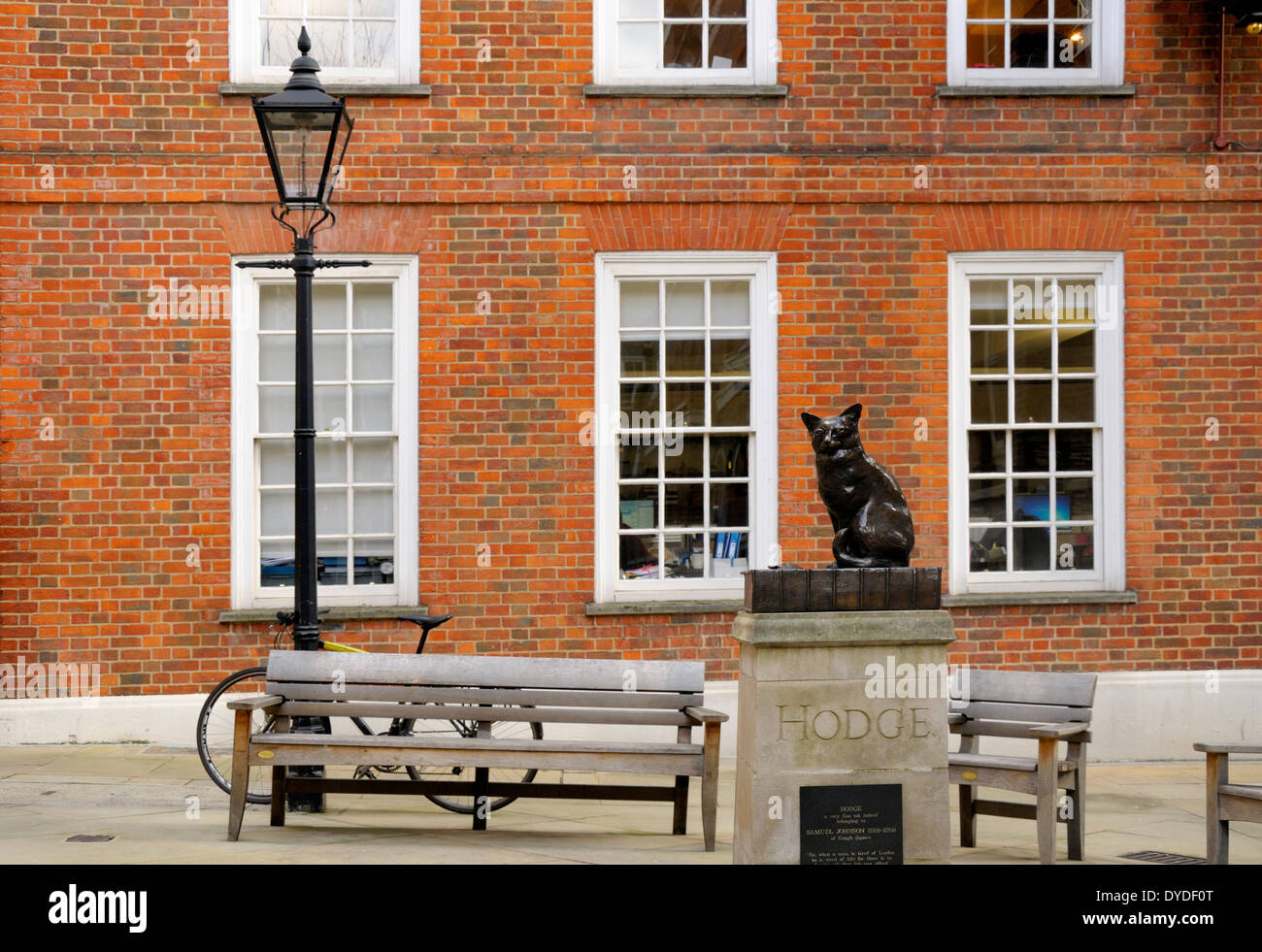 Londres, Angleterre, Royaume-Uni. Hodge - sculpture en bronze (John Bickley; 1997) du chat du Dr Samuel Johnson, sur la place Gough, à côté de sa maison. Banque D'Images