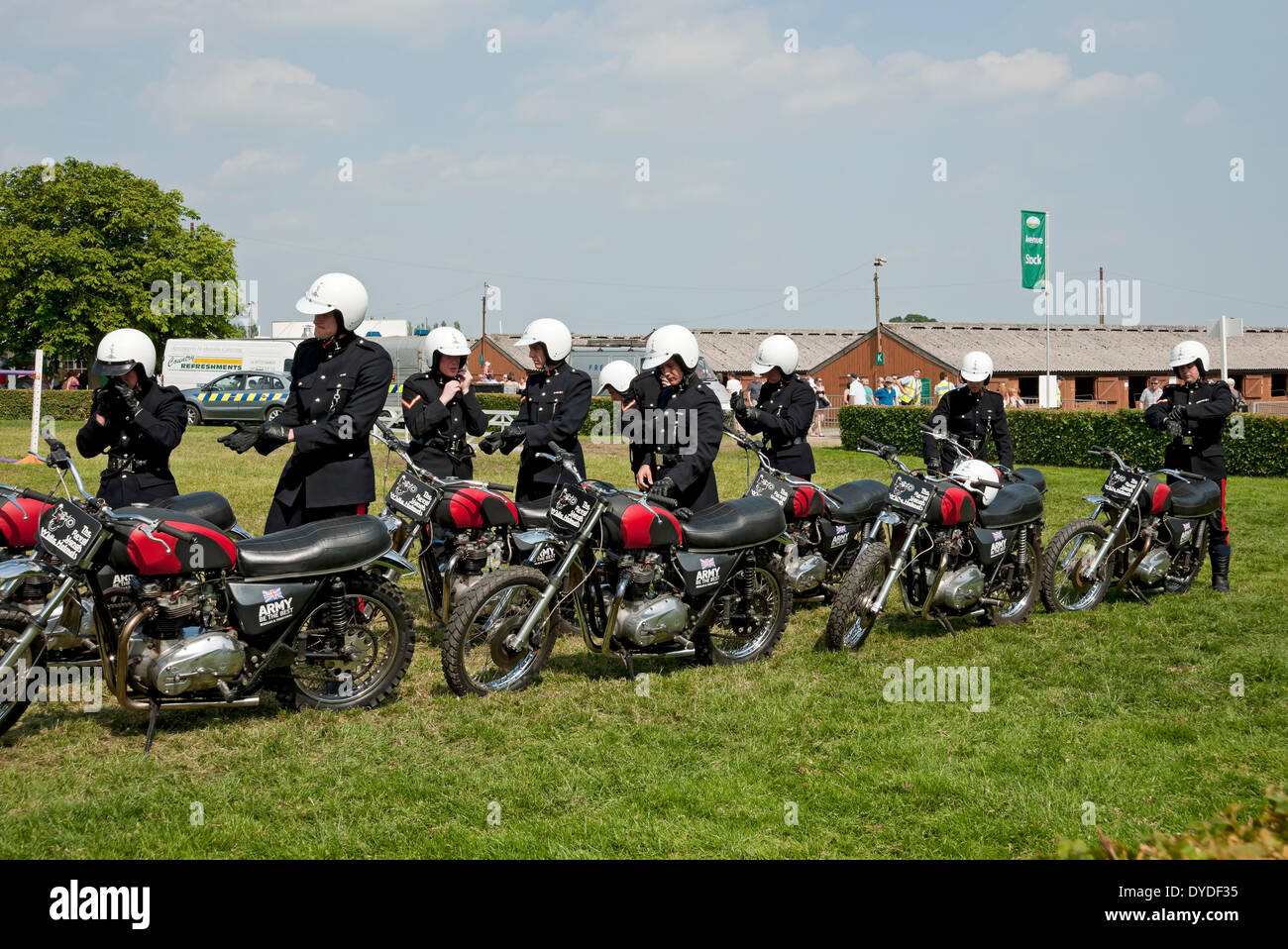 Les membres de la Gendarmerie royale signale à l'équipe des Casques blancs masquent les dislpay le grand show du Yorkshire. Banque D'Images