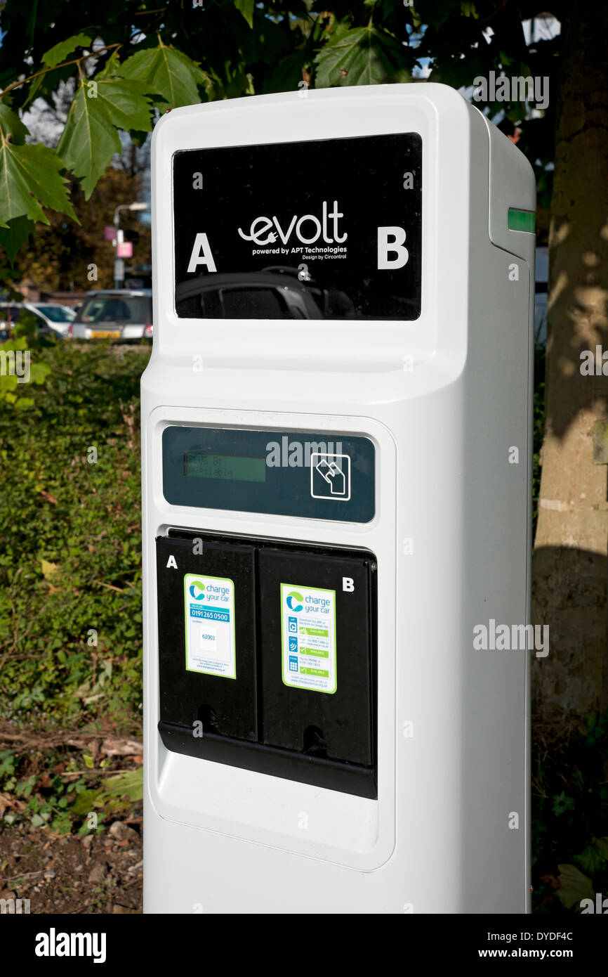 Point de recharge de véhicules électriques dans le parc automobile. Banque D'Images
