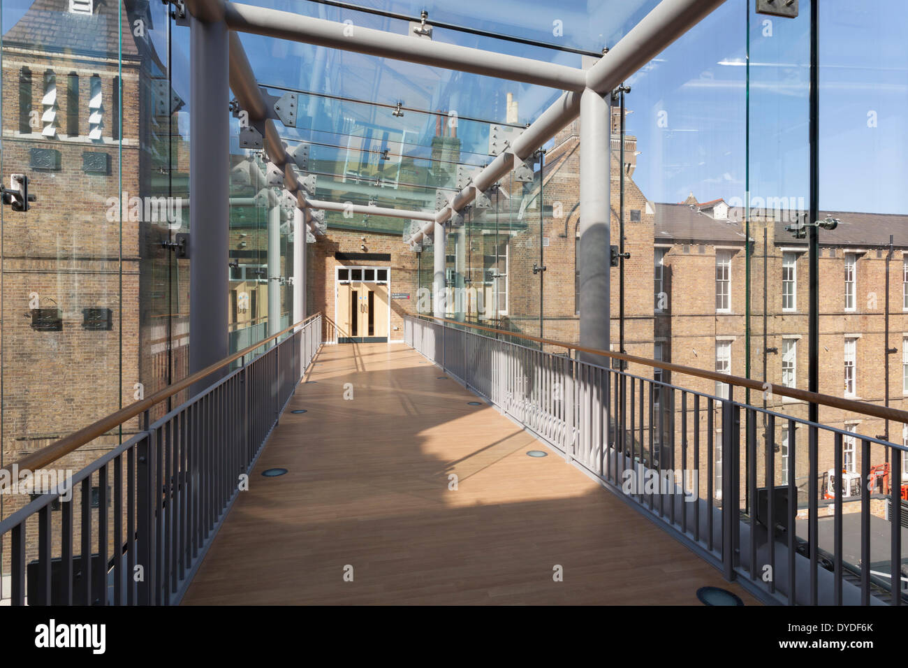 Passerelle en verre se joindre à deux bâtiments à Saint Charles Hospital à Londres. Banque D'Images