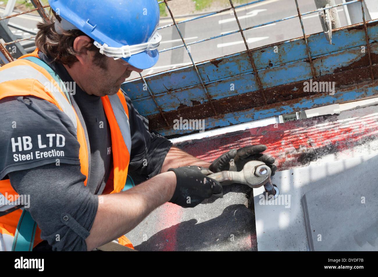 Monteur d'acier du serrage de l'écrou sur la structure d'acier sur un chantier de construction. Banque D'Images