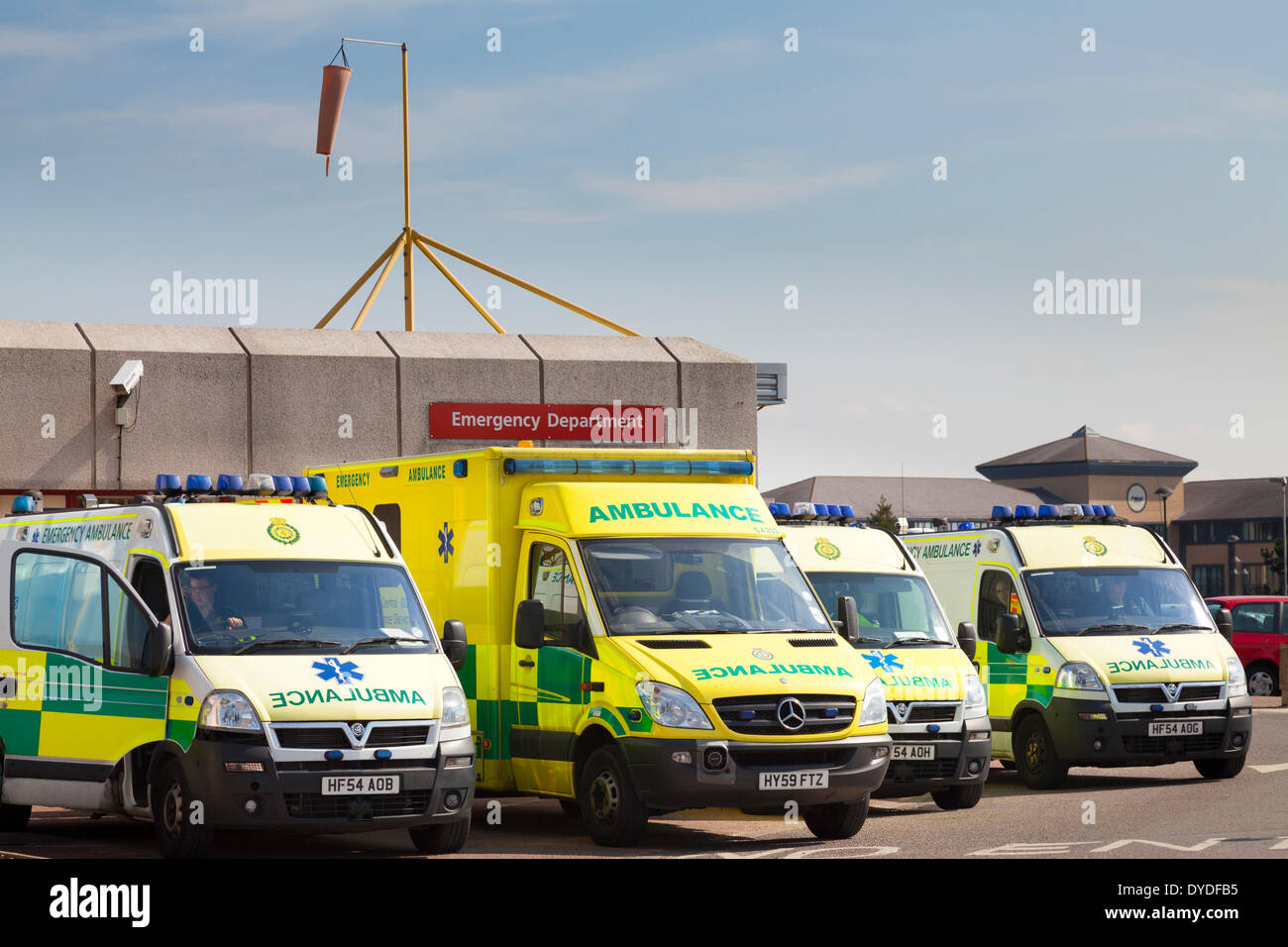 Les ambulances d'urgence stationné à l'extérieur et les accidents d'urgence d'Hôpital Royal Bournemouth. Banque D'Images