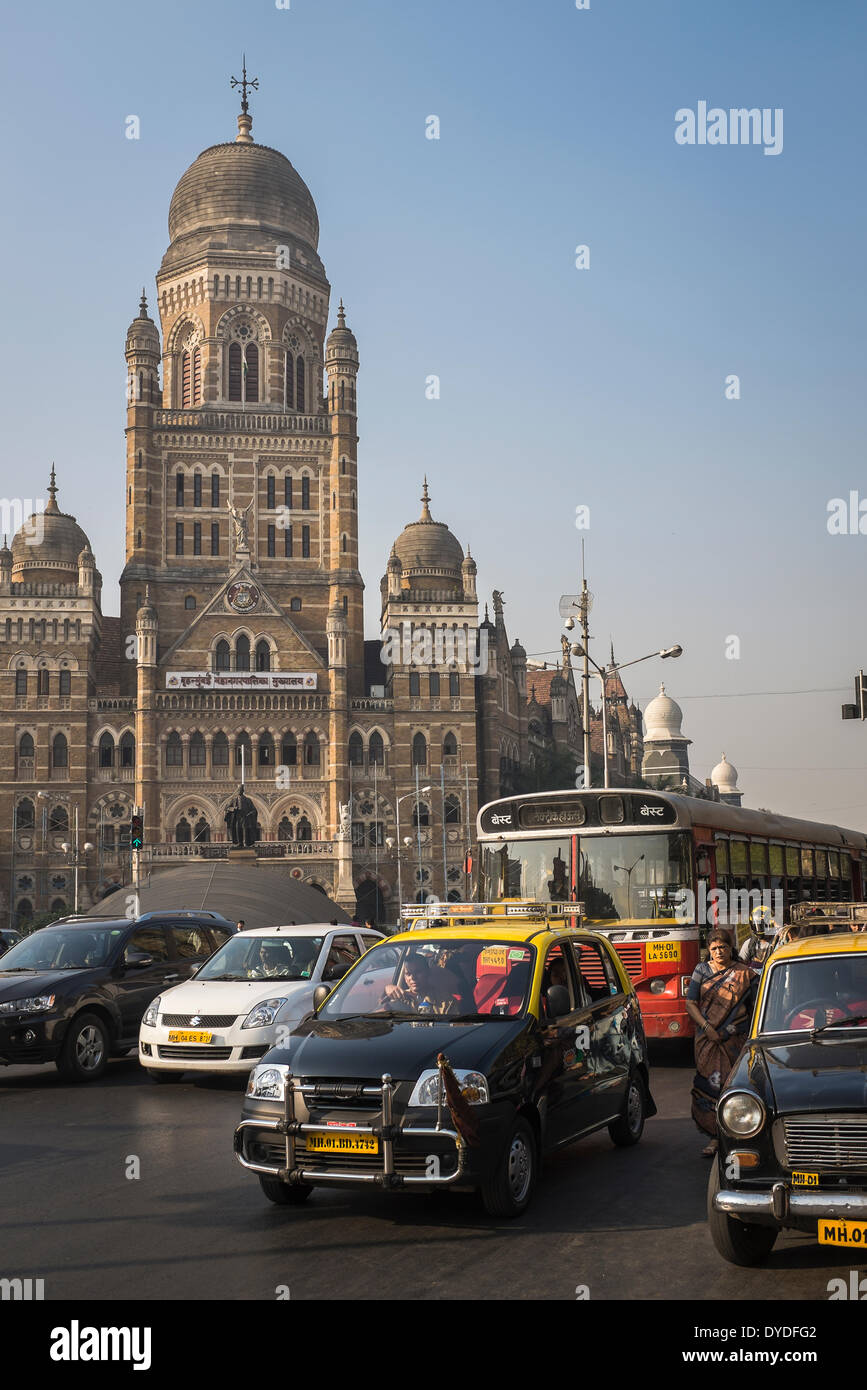 Le trafic important près du quartier général de la Corporation municipale du grand Mumbai. Banque D'Images
