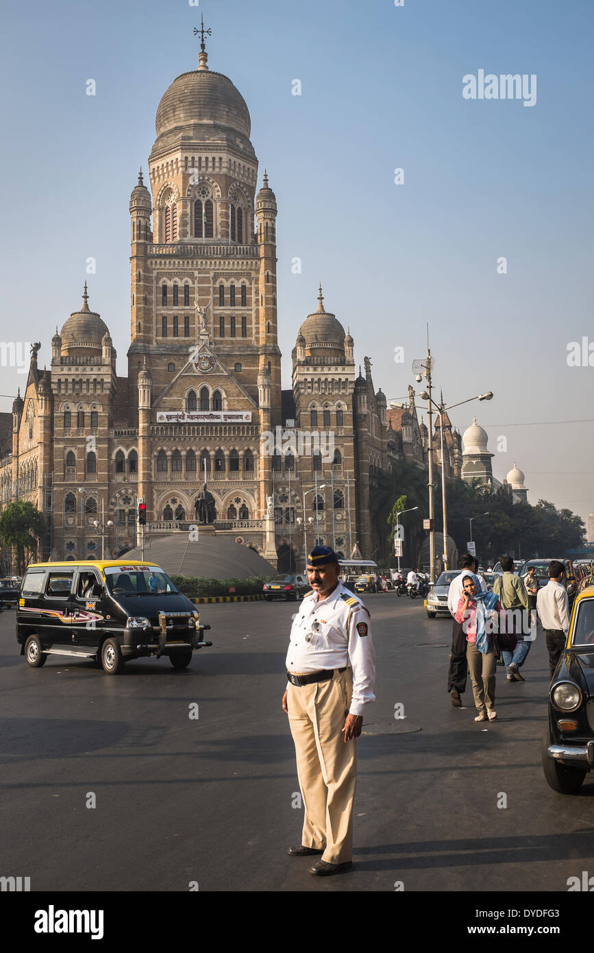 Un agent de la circulation du trafic observe près du quartier général de la Corporation municipale du grand Mumbai. Banque D'Images