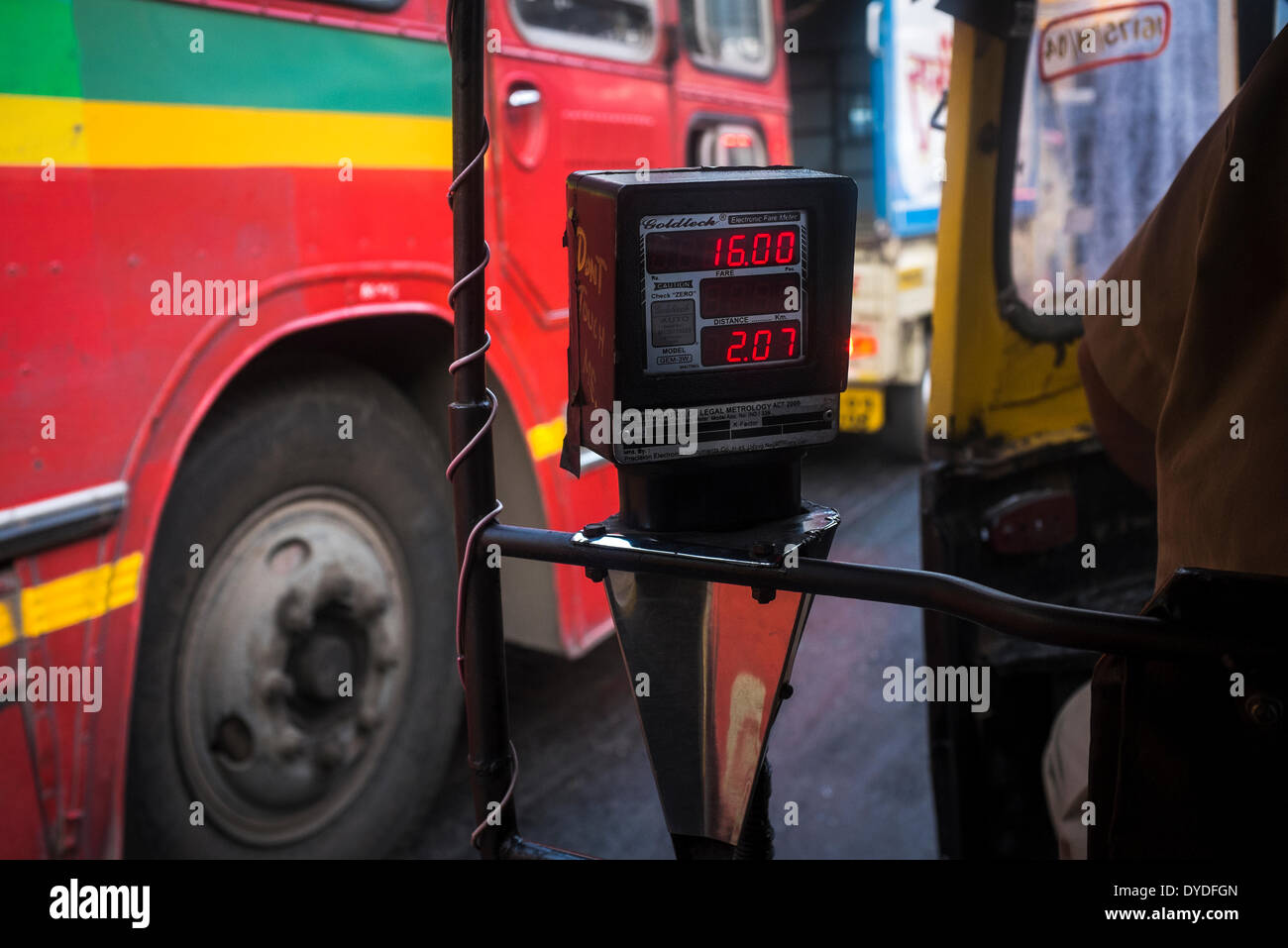 L'installation d'un compteur électronique dans un autorickshaw affiche les tarifs aériens contre un meilleur transport bus local. Banque D'Images