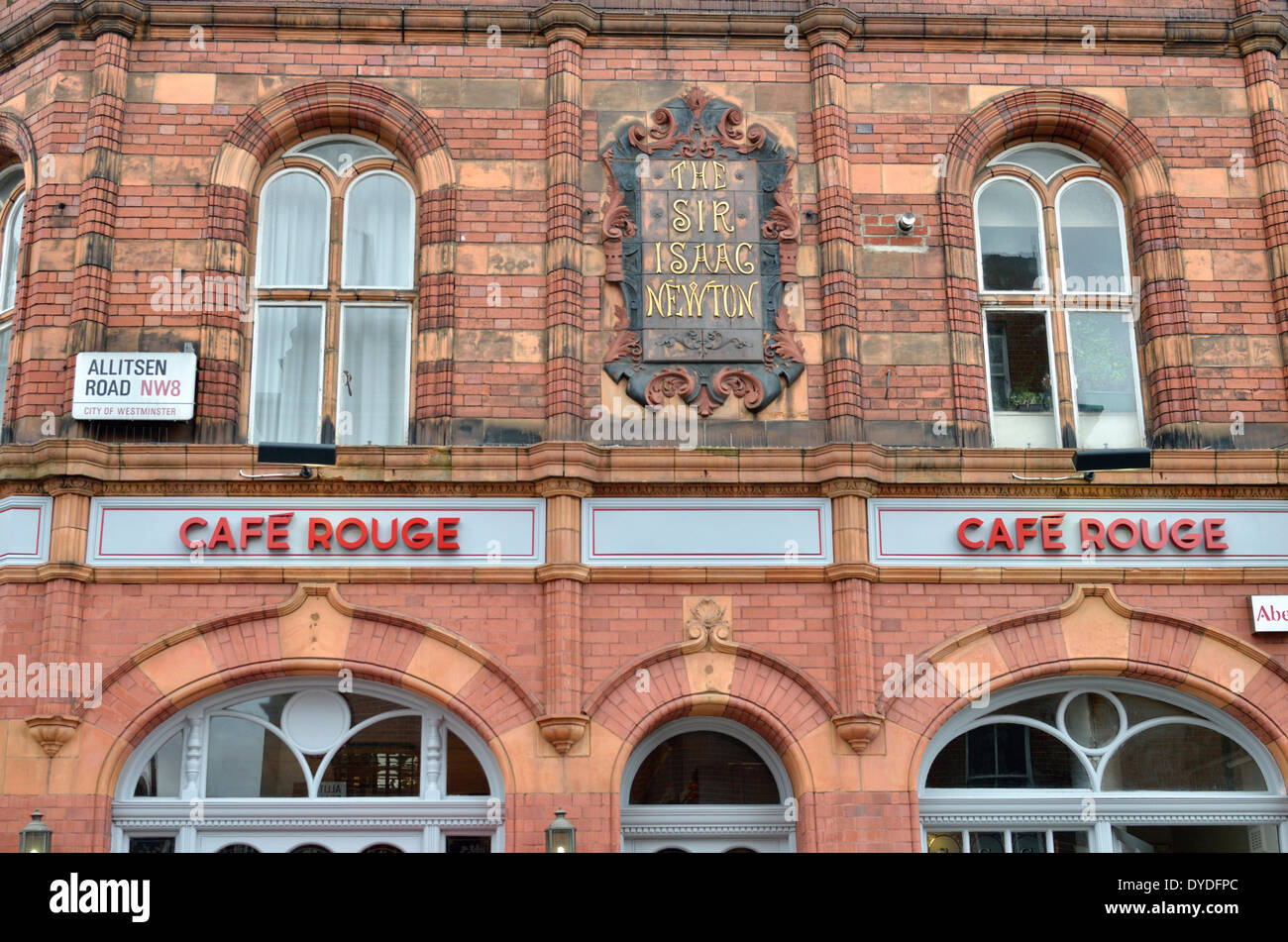 Café Rouge était autrefois le pub Sir Isaac Newton à St Johns Wood High Street. Banque D'Images