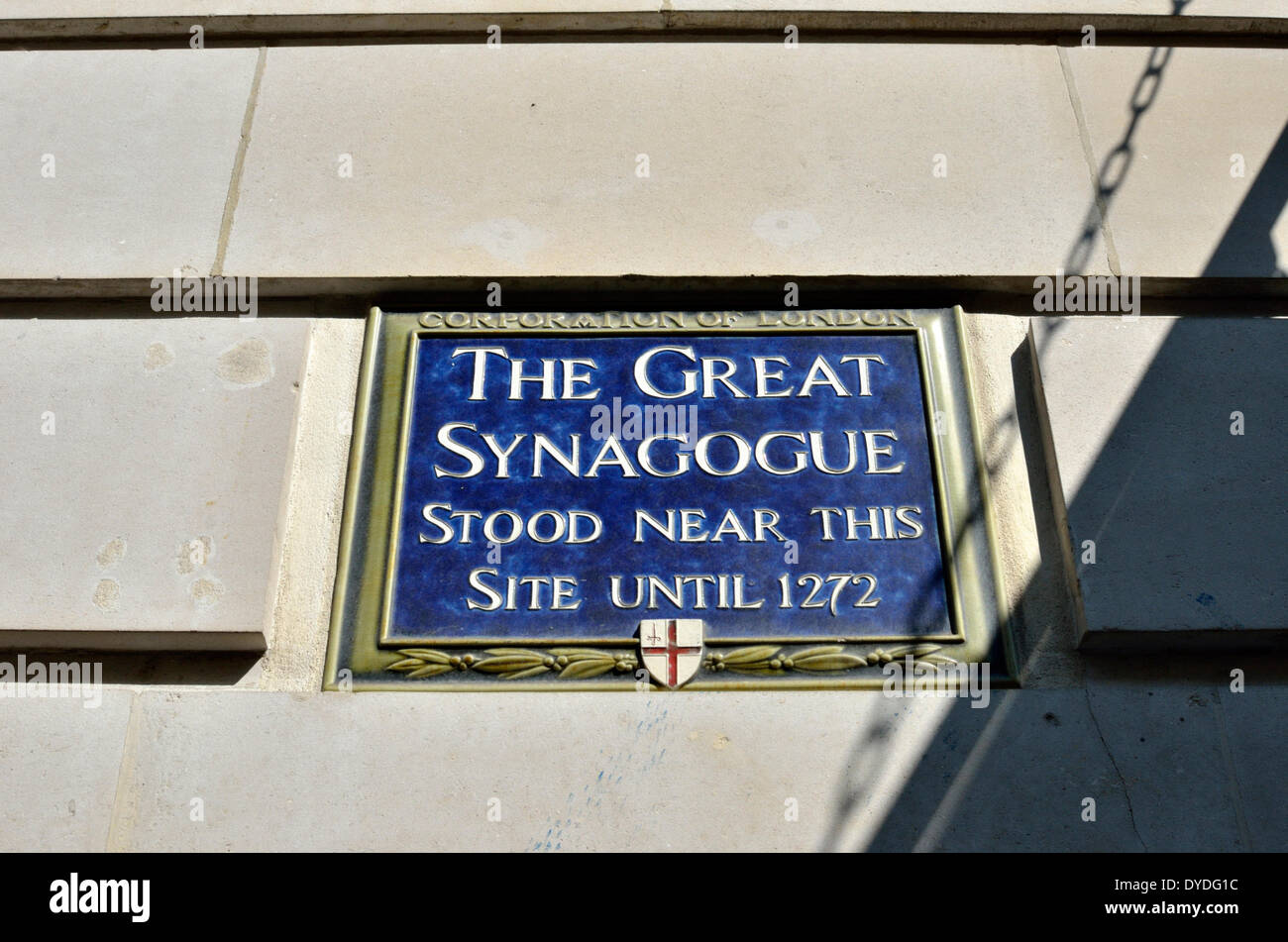 Blue plaque marquant l'emplacement de la Grande Synagogue sur de vieux Juif. Banque D'Images