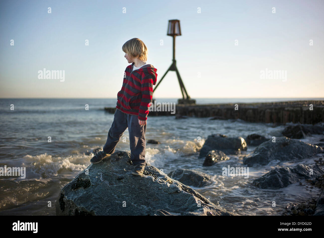 La lecture par la mer au printemps. Banque D'Images