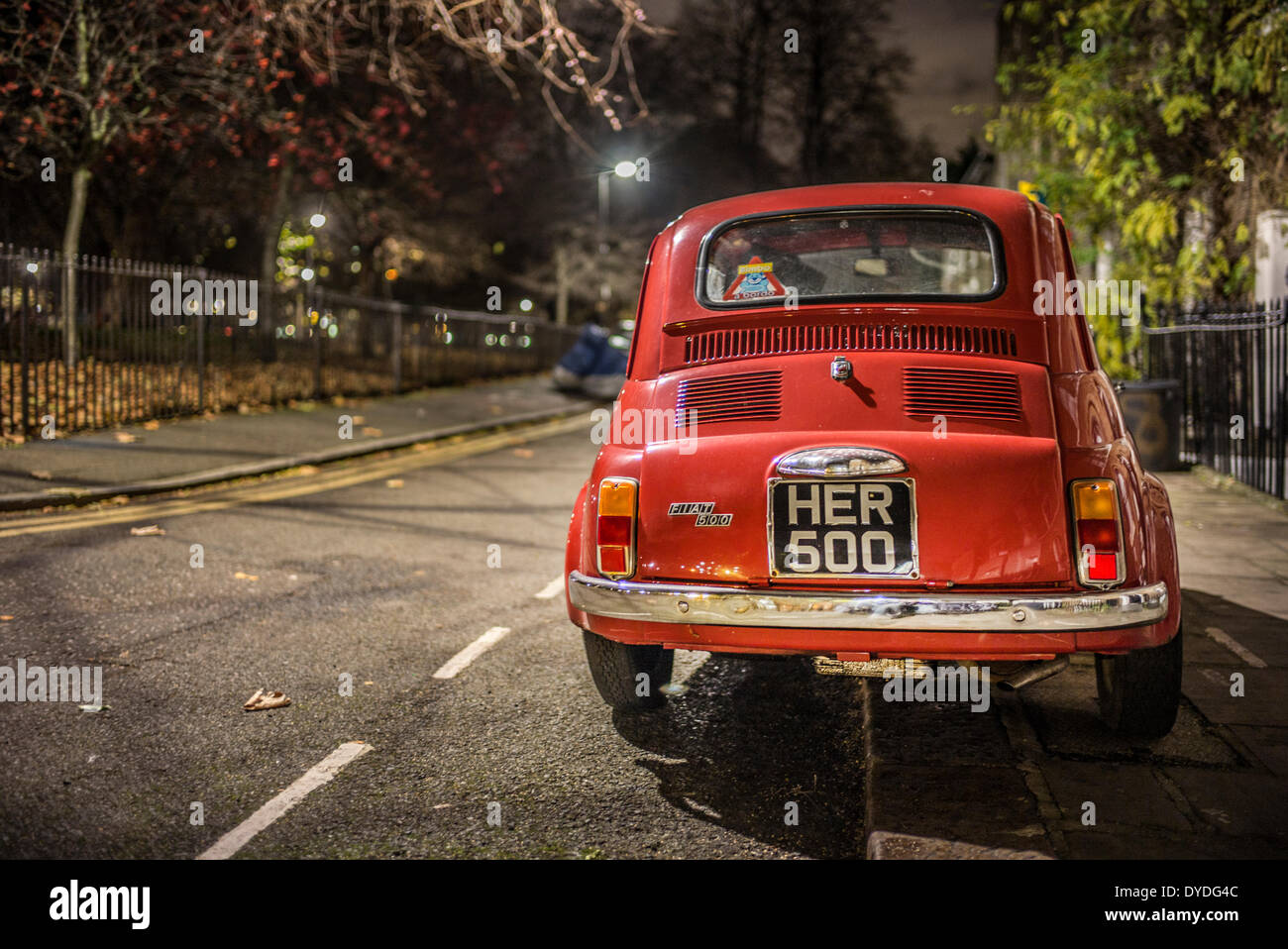 Un original Fiat 500 en stationnement sur une rue de Londres. Banque D'Images