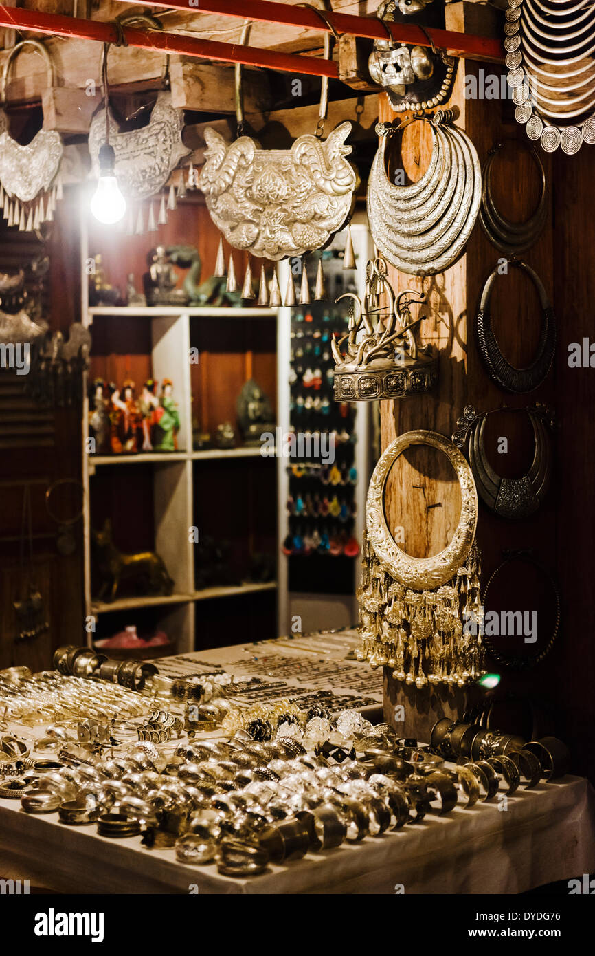 Bijoux tribaux dans une boutique au marché de nuit à Luang Prabang au Laos. Banque D'Images