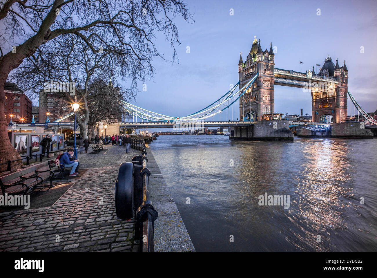 Tower Bridge de nuit depuis le côté nord. Banque D'Images