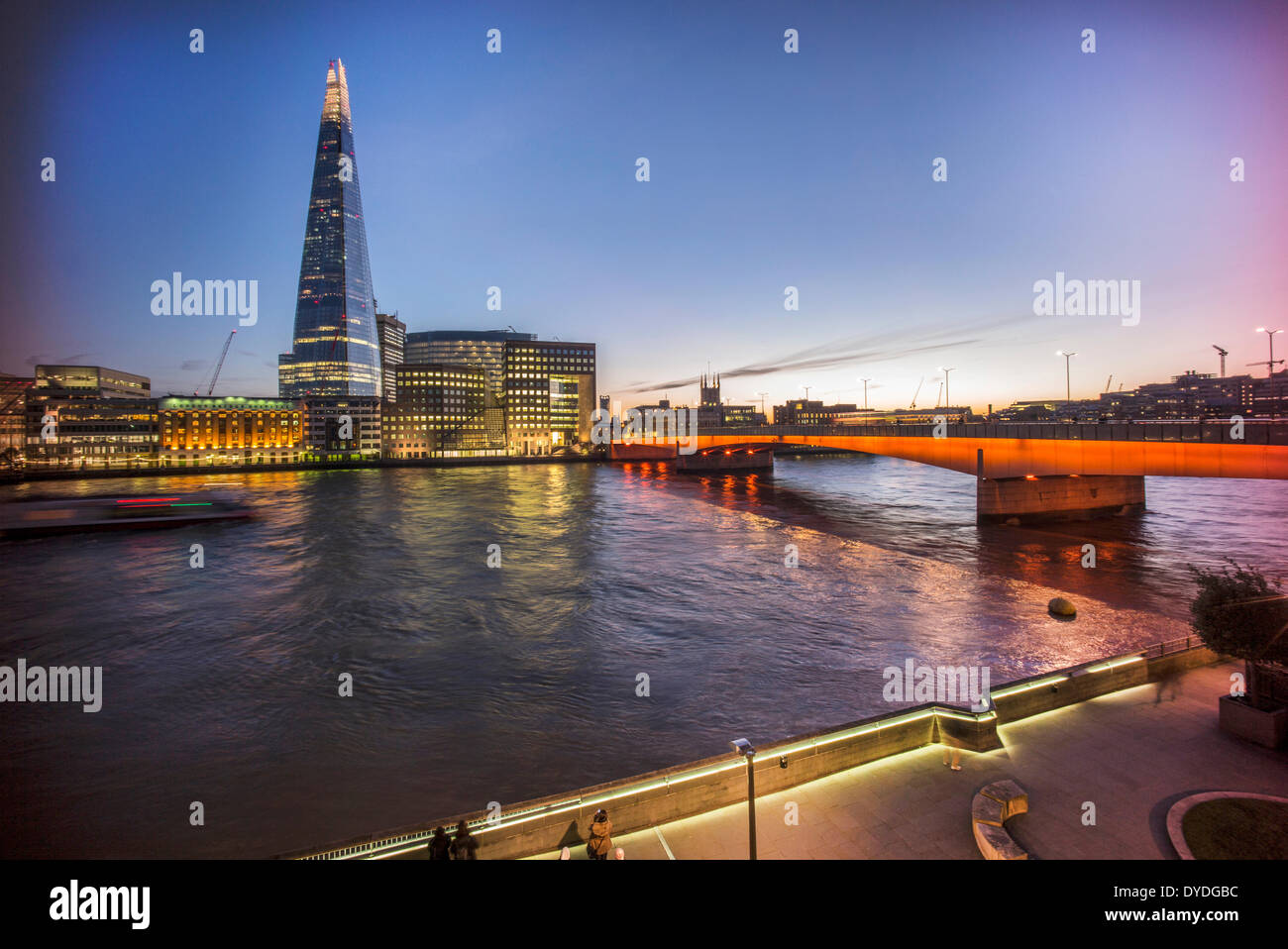 Le Shard avec Southwark Cathedral et London Bridge. Banque D'Images