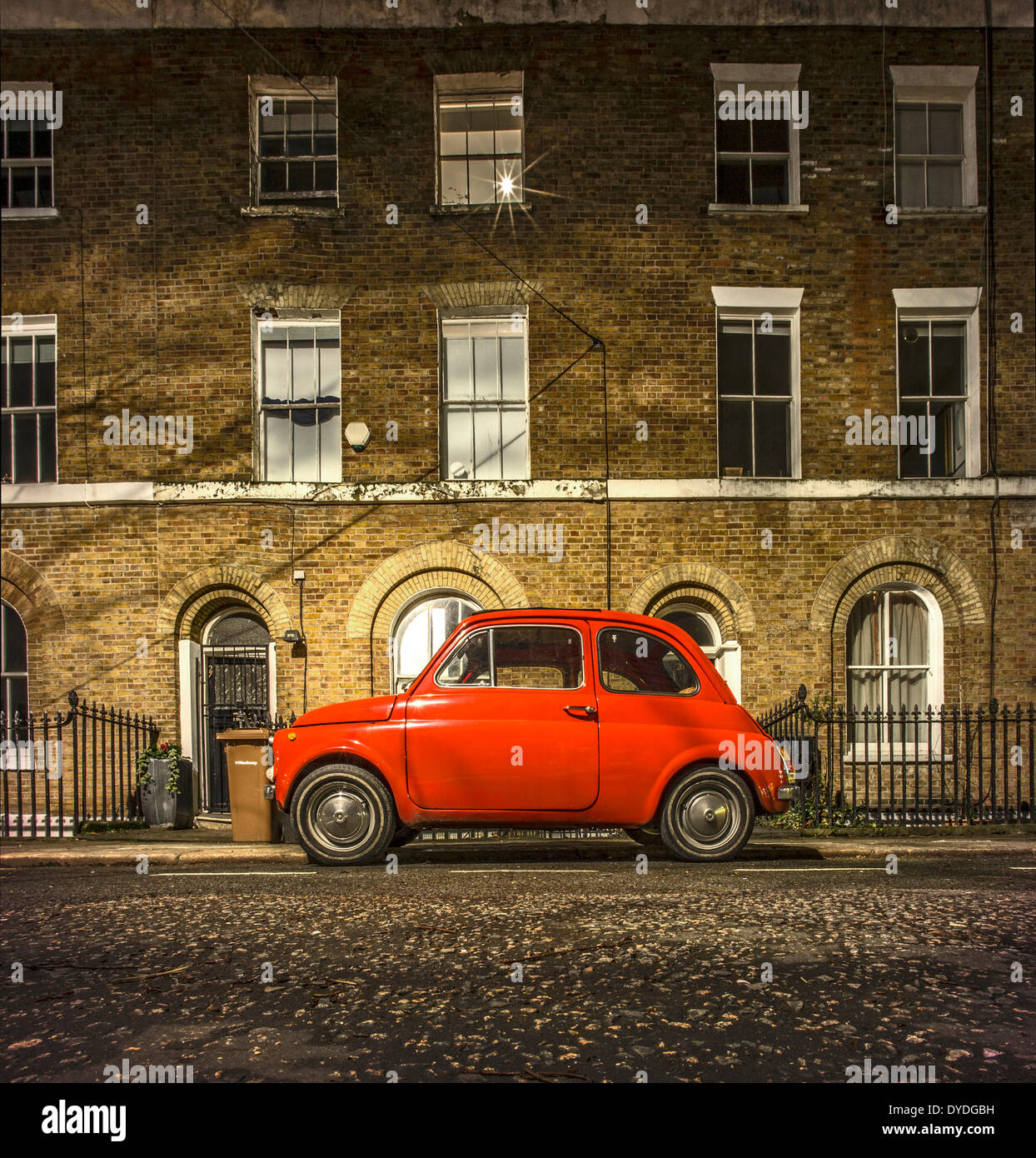 Un original Fiat 500 en stationnement sur une rue de Londres. Banque D'Images