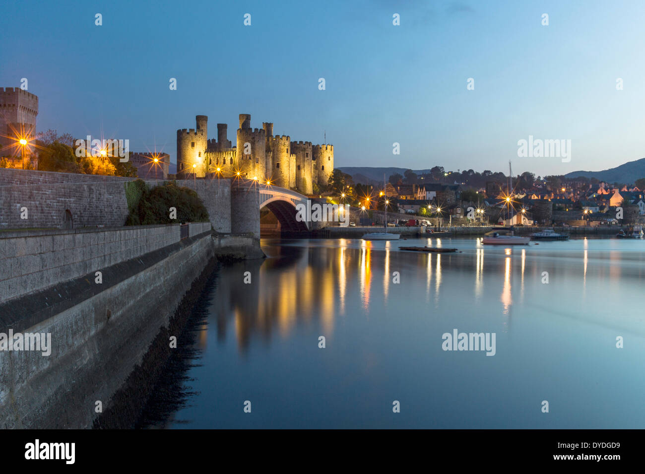 Une vue vers le Château de Conwy dans la nuit. Banque D'Images