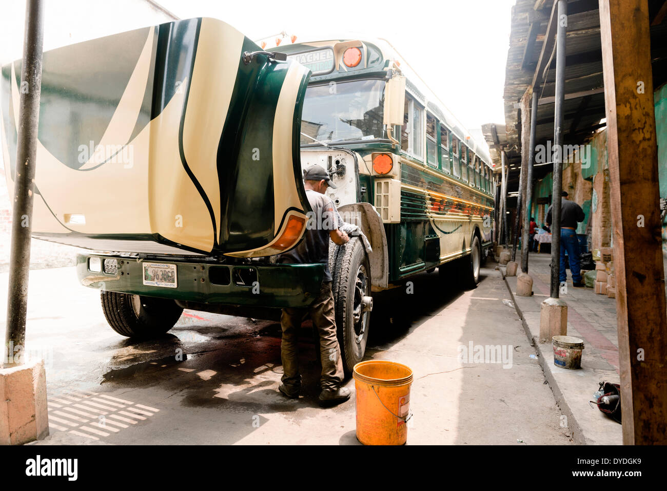 Un bus de poulet bien laver et de révision au dépôt avant le voyage de Guatemala City à Panajachel. Banque D'Images