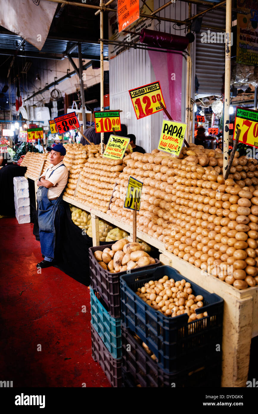 Un vendeur au Mercado de la Merced à Mexico. Banque D'Images