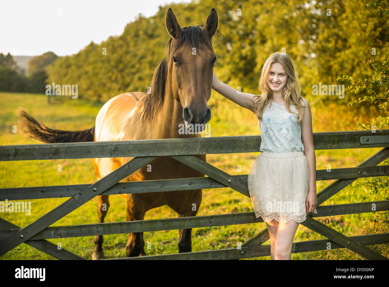 Une jeune fille de 15 ans avec un cheval. Banque D'Images