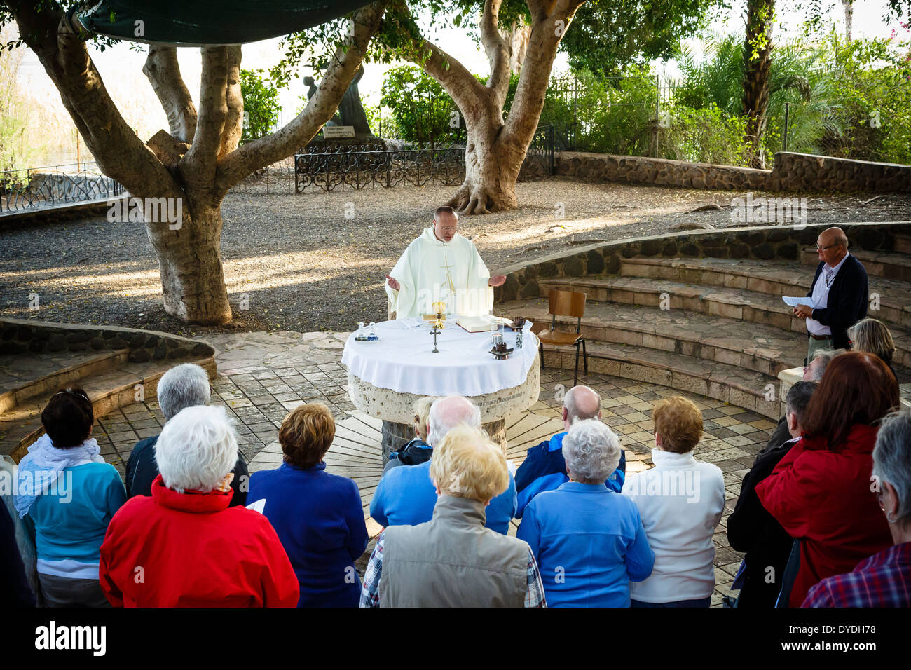 Masse par l'église de la primauté de Saint Pierre à Tabgha le long de la mer de Galilée, en Israël. Banque D'Images