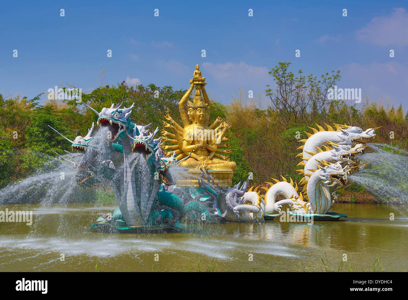 Avalokitesavara ancienne Asie Thaïlande Bangkok Siam Bodhisattva culture colorée dragons fountain park étang voyage touristique Banque D'Images
