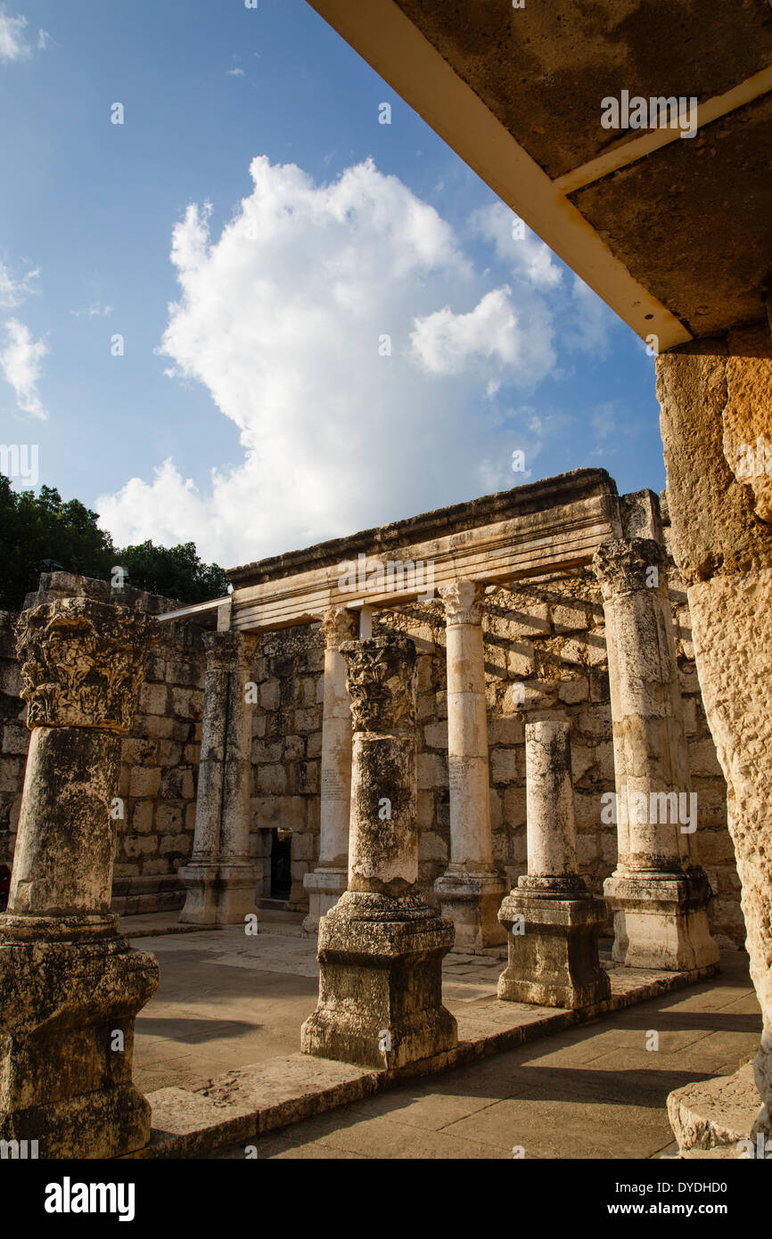 Ruines de l'ancienne synagogue de Capharnaüm de la mer de Galilée, en Israël. Banque D'Images