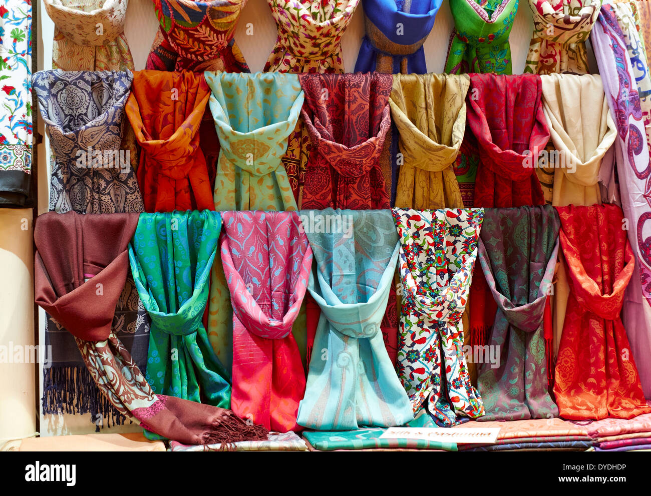 Foulards en soie au Grand Bazar d'Istanbul, en Turquie Photo Stock - Alamy