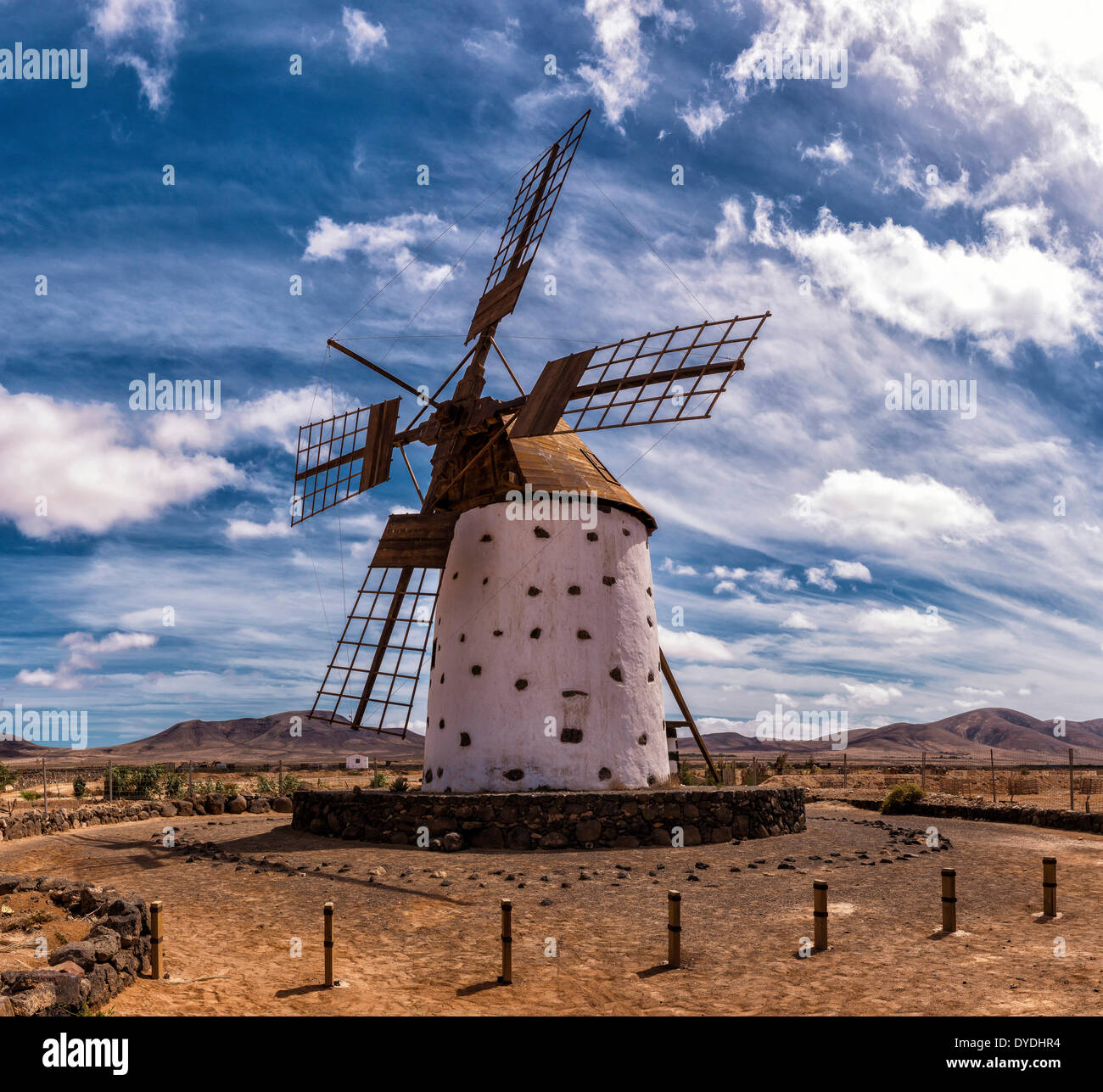 L'Espagne, l'Europe, Fuerteventura, Îles Canaries, El Cotillo, Molino de El Roque, moulin, l'été, les collines, Banque D'Images