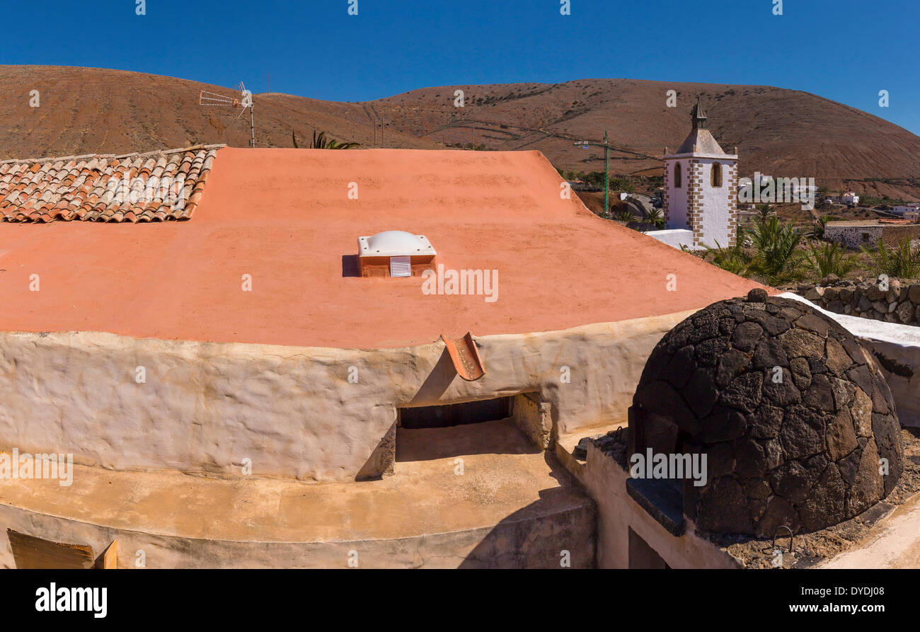 L'Espagne, l'Europe, Fuerteventura, Îles Canaries, Betancuria, Iglesia de Betancuria, ancienne, four, village, l'été, les collines, Banque D'Images