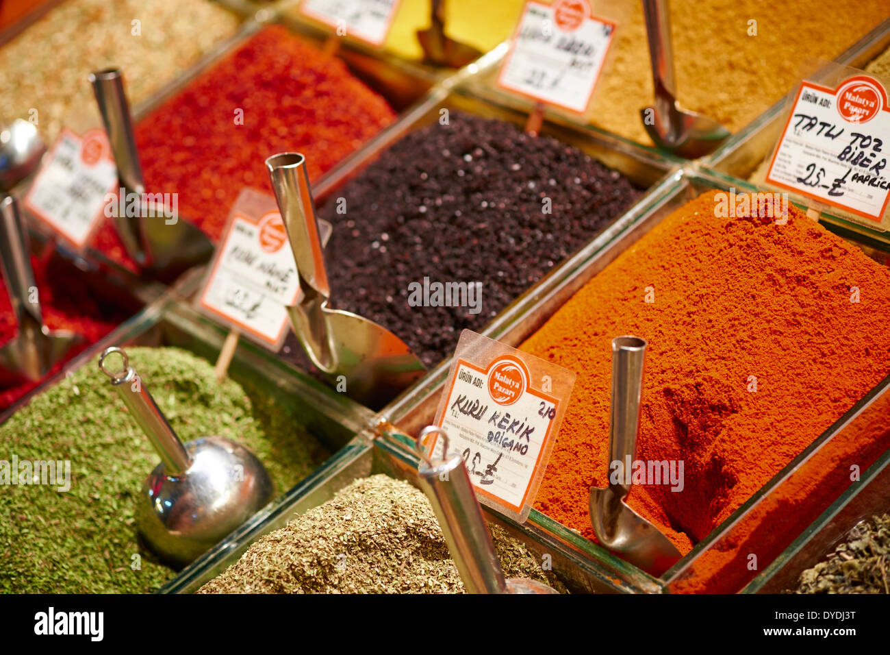 Marché aux épices exotiques au Grand Bazar d'Istanbul, en Turquie. Banque D'Images