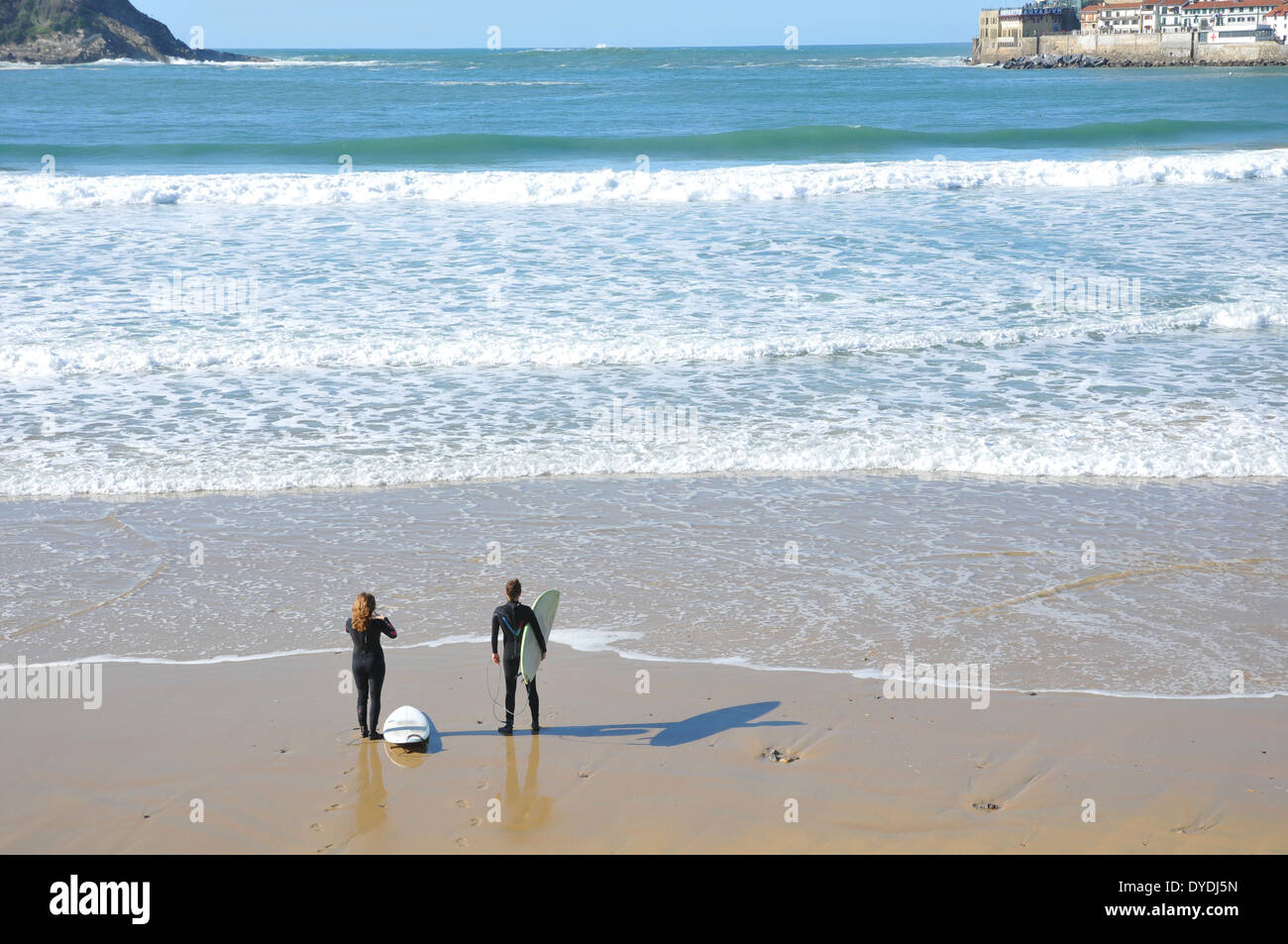 Les surfeurs sur la plage, Playa de la Concha. Banque D'Images