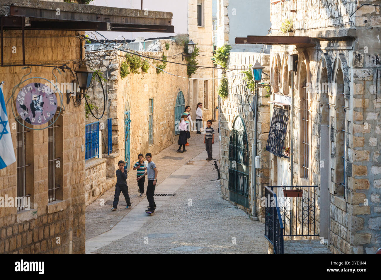 Scène de rue dans la vieille ville de Safed, Galilée, Israël. Banque D'Images