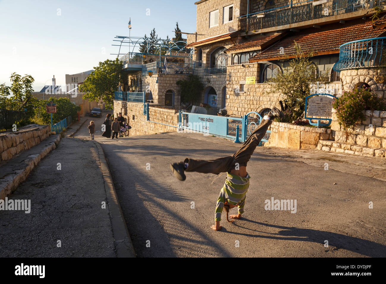 Scène de rue dans la vieille ville de Safed, Galilée, Israël. Banque D'Images