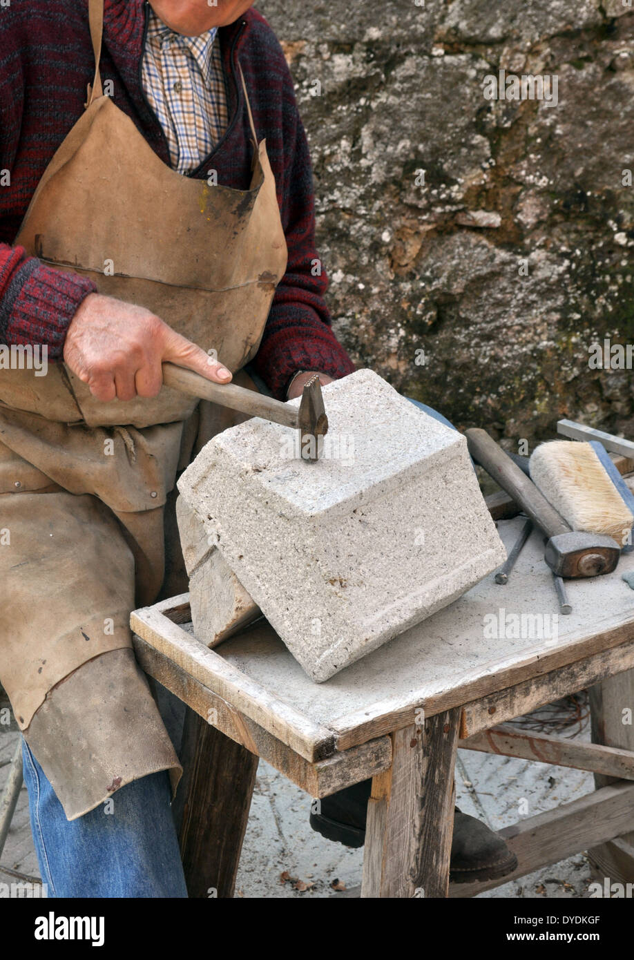 Tailleur de pierre. Mains détail de l'artisan au travail Banque D'Images