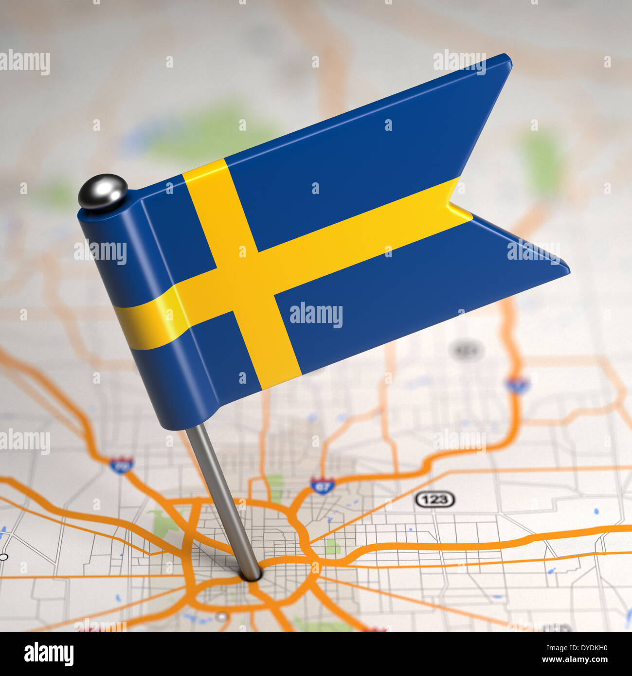 Petit drapeau du Royaume de Suède sur une carte de fond avec focus sélectif. Banque D'Images