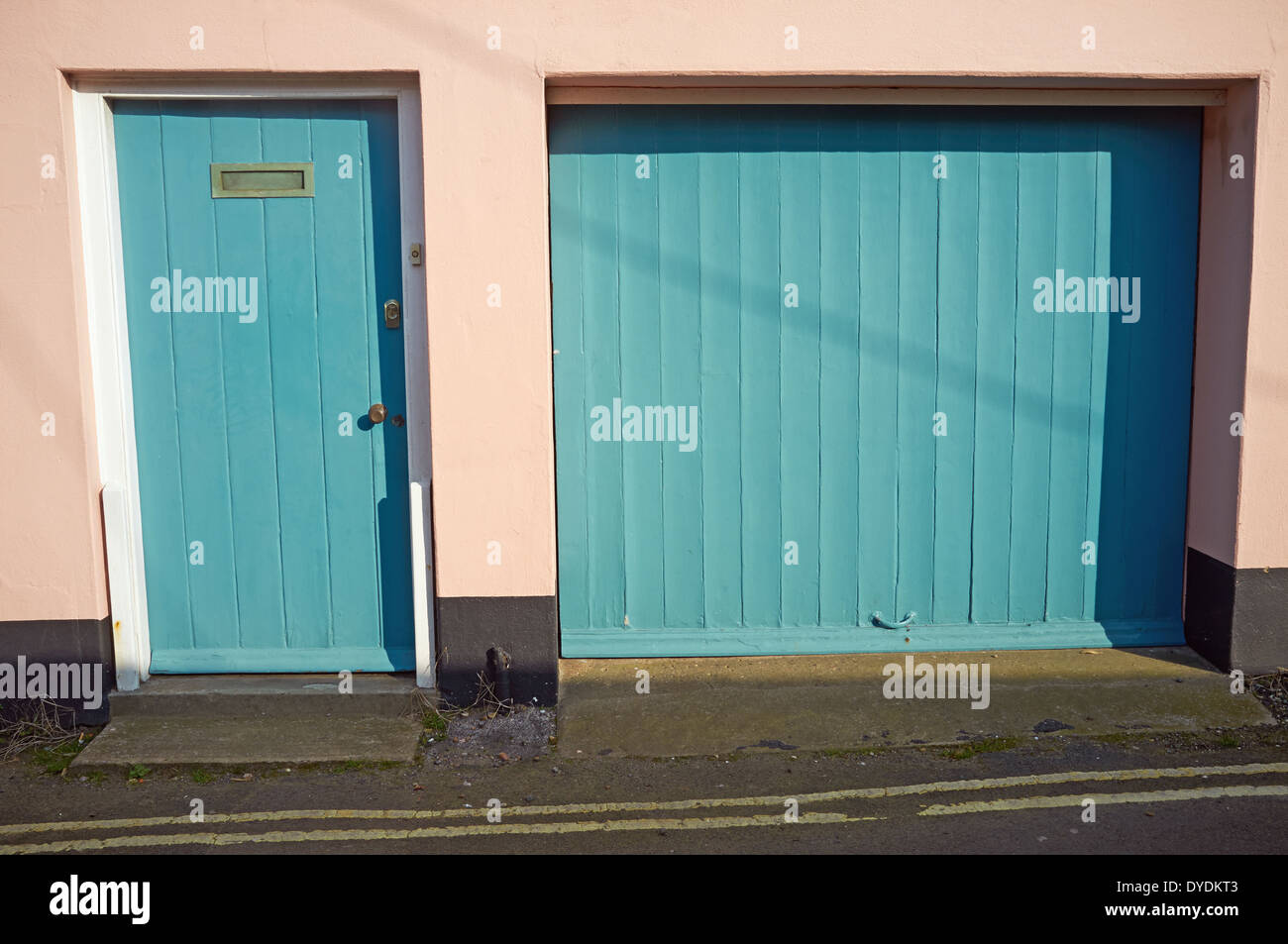 Porte avant et garage, Aldeburgh, Suffolk, UK. Banque D'Images