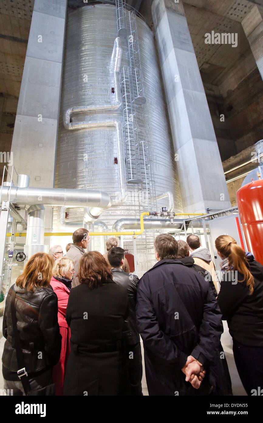 Hambourg, Allemagne. Mar 11, 2014. Les membres d'un groupe de visiteurs devant un magasin thermique dans l'Energiebunker à Hambourg, Allemagne, 11 mars 2014. Parce que le démantèlement de l'ex-buncurb serait trop coûteuse, il a été transformé en une station locale d'électricité pour les énergies renouvelables. Le bunker de l'énergie (allemand : Energiebunker) dans le quartier de Hambourg Wilhelmsburg est un concept unique au monde. Photo : Bodo Marks/dpa/Alamy Live News Banque D'Images