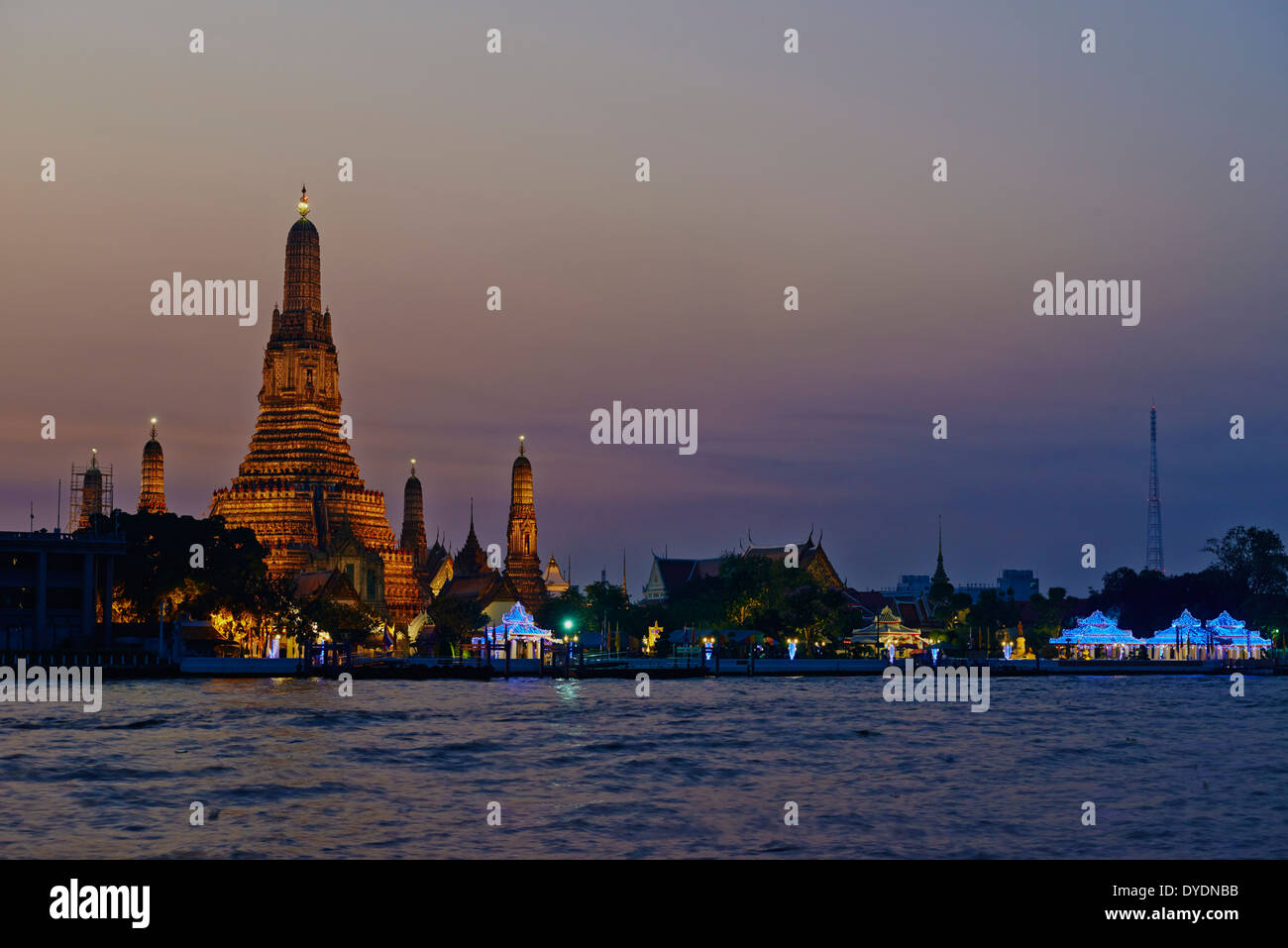 Thaïlande, Bangkok, Wat Arun Chao Phraya et par nuit Banque D'Images