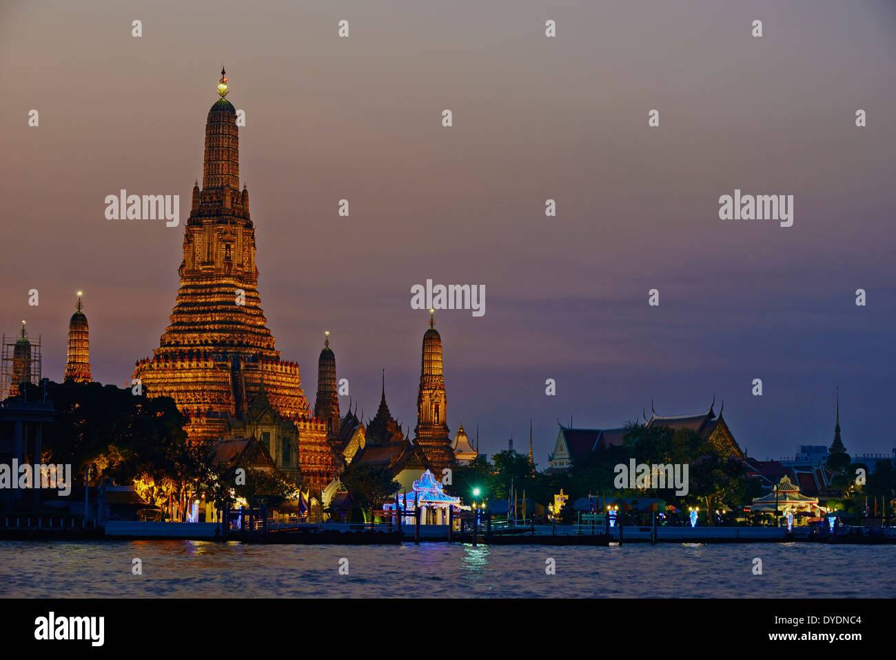 Thaïlande, Bangkok, Wat Arun Chao Phraya et par nuit Banque D'Images