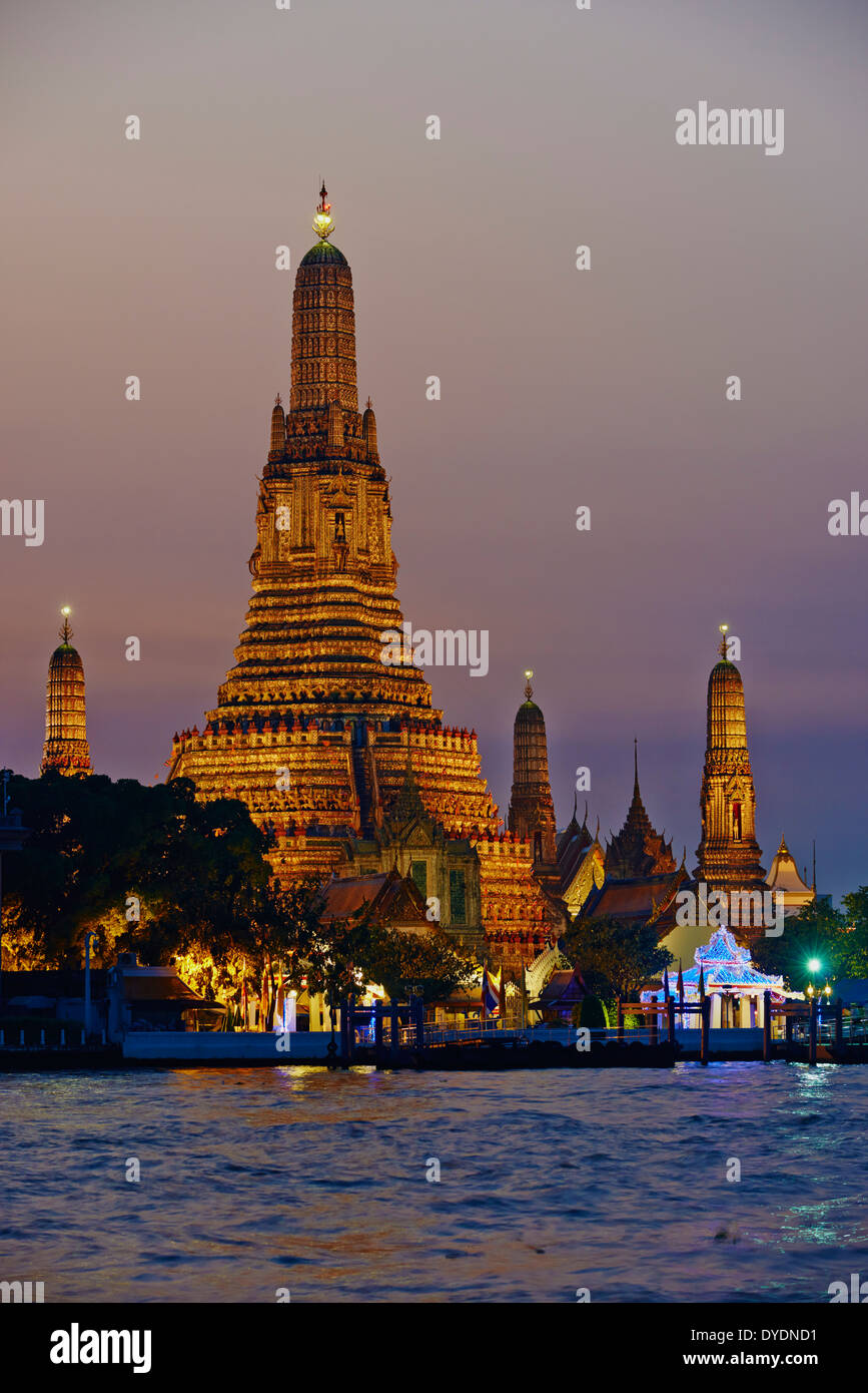 Thaïlande, Bangkok, Wat Arun Chao Phraya et par nuit Banque D'Images