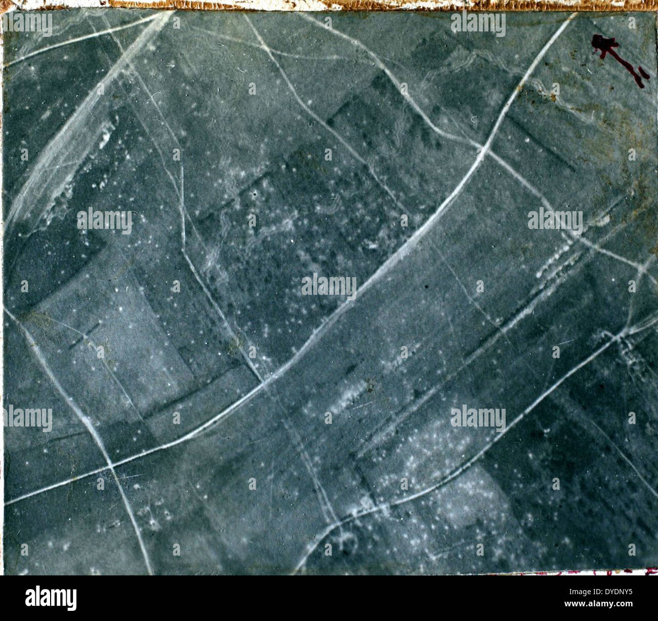 Cette image de l'album AL25 met en scène James Faye pendant la première Guerre mondiale, avec la photographie prise en France. Faye était un aviateur impliqué dans le conflit, contribuant aux efforts de l'aviation de l'époque. Banque D'Images