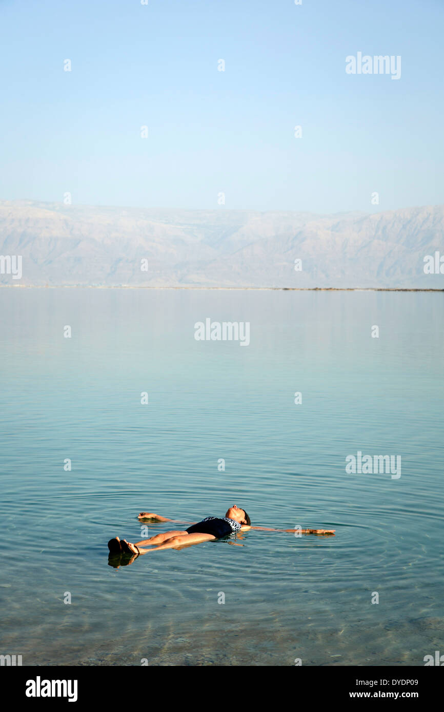 Femme flottant à la mer Morte, en Israël. Banque D'Images