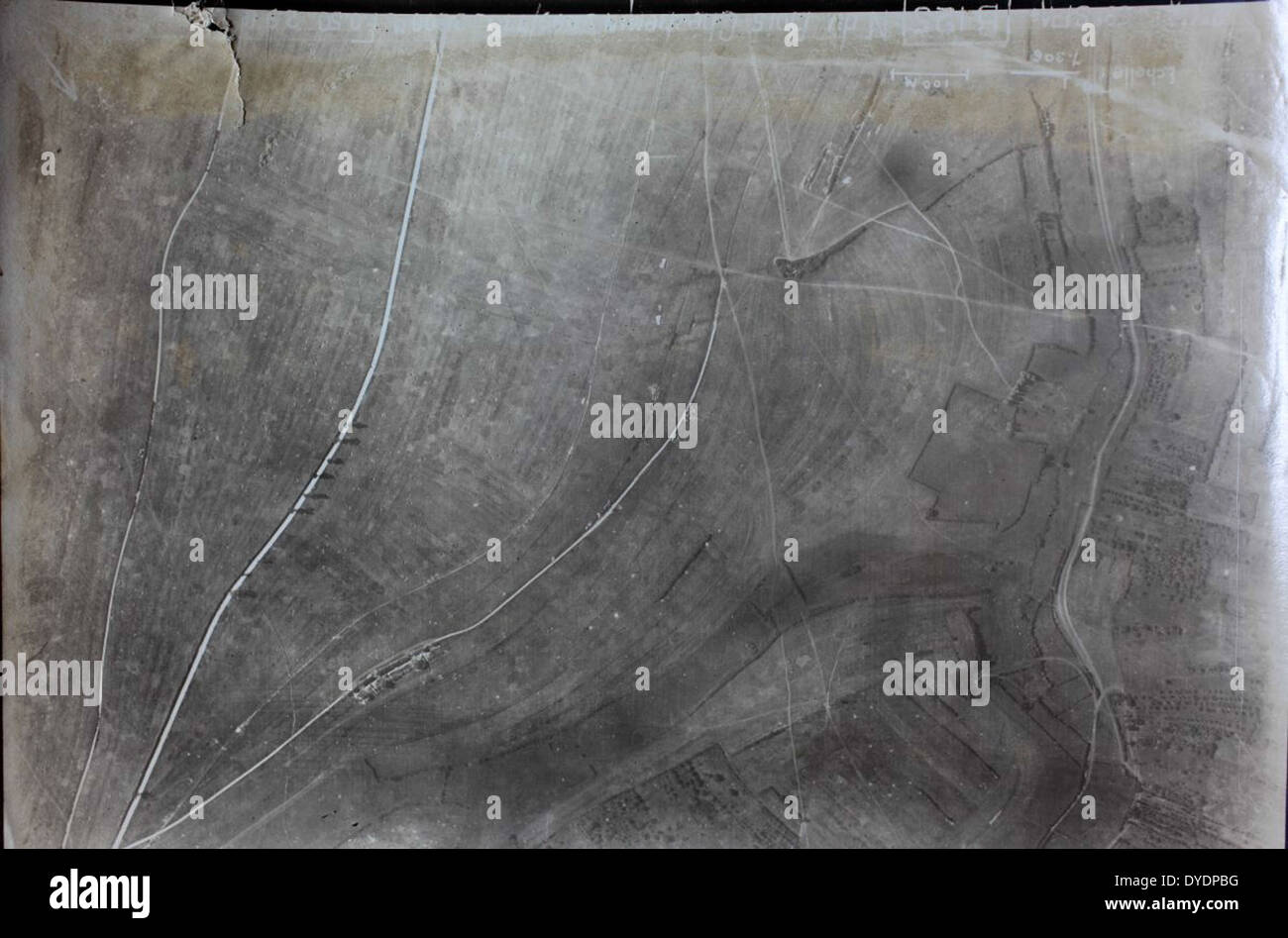 Cette image montre un avion immatriculé AL25 000002, attribué à James Faye pendant la première Guerre mondiale. Basé en France, Faye faisait partie des forces expéditionnaires américaines et a joué un rôle dans les opérations de combat aérien. Ses contributions reflètent l'implication précoce des États-Unis dans la guerre aérienne pendant la première Guerre mondiale. Banque D'Images