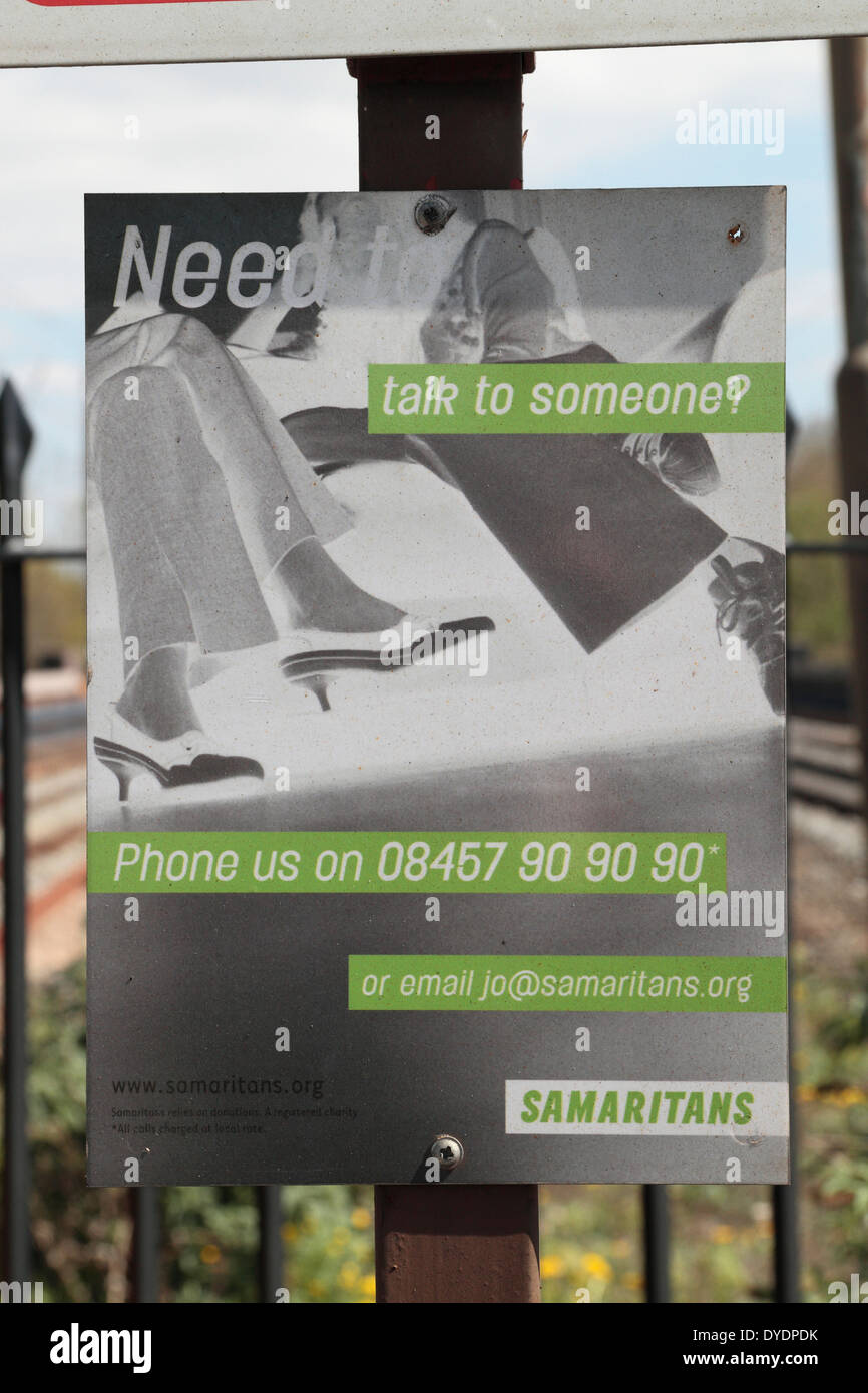 Une prévention du suicide Samaritains signe sur la plate-forme à Hanwell Station (ligne principale), à l'ouest de Londres, Royaume-Uni. Banque D'Images