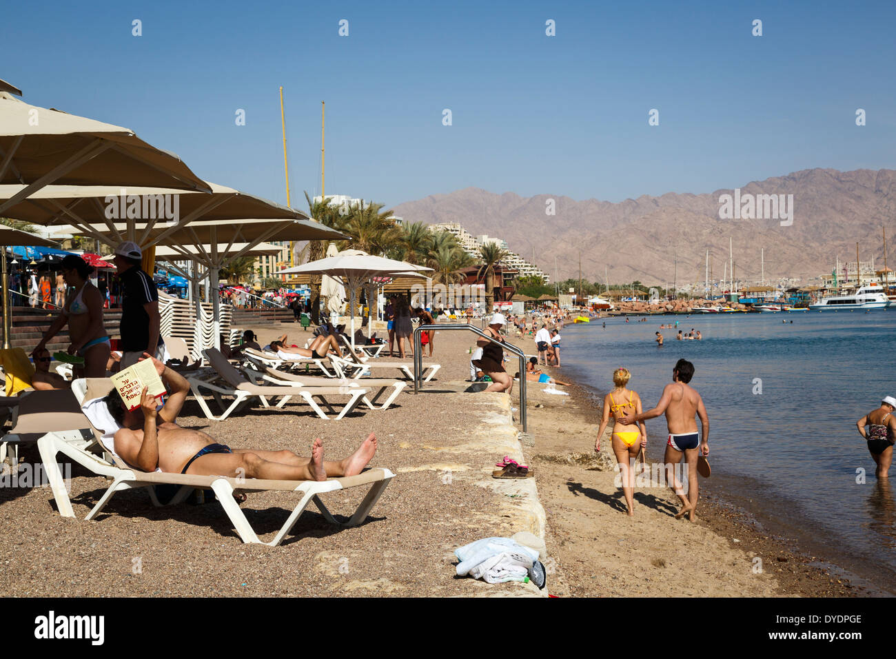 Les gens à la plage à Eilat, Israël. Banque D'Images