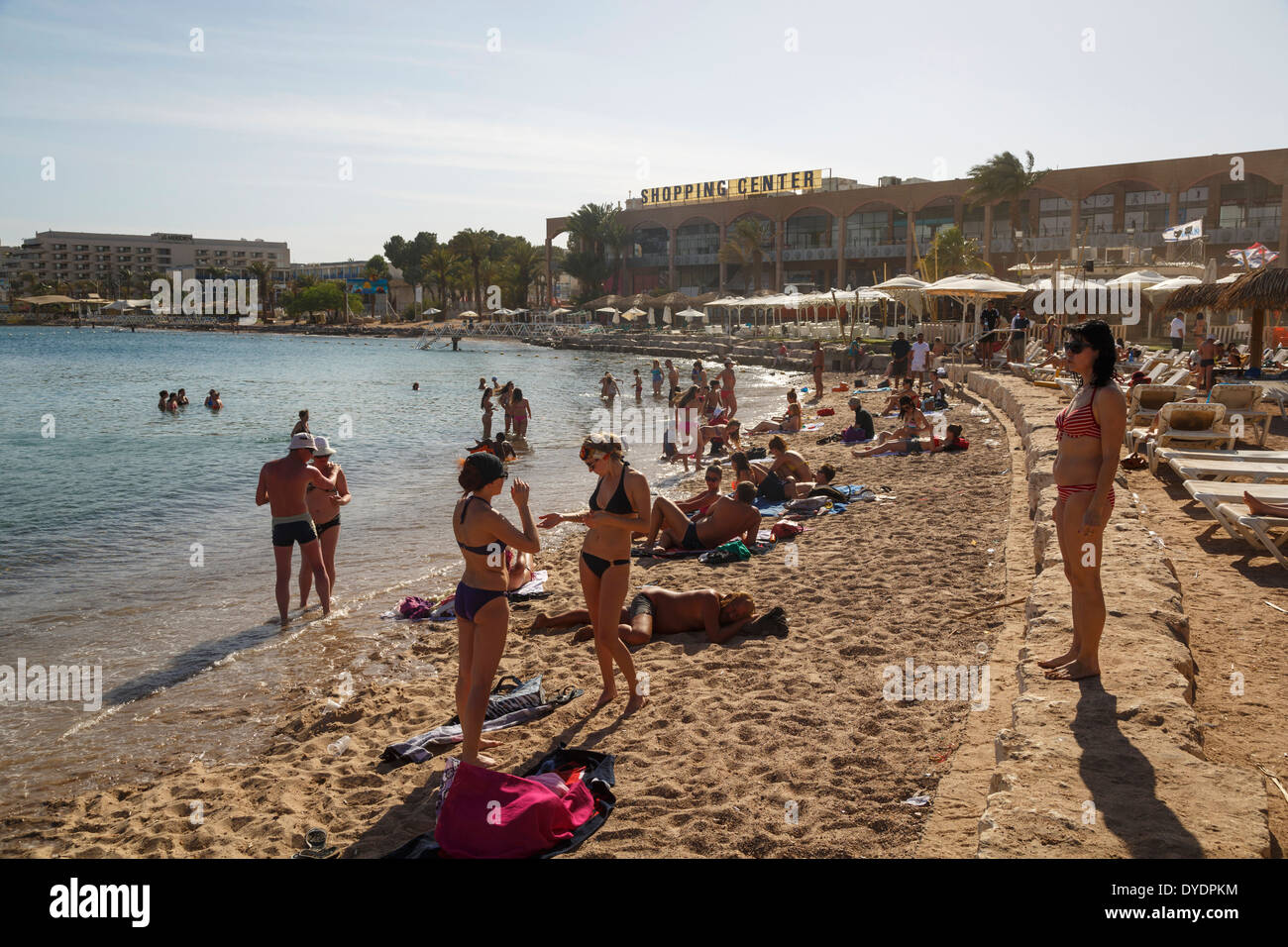 Les gens à la plage à Eilat, Israël. Banque D'Images